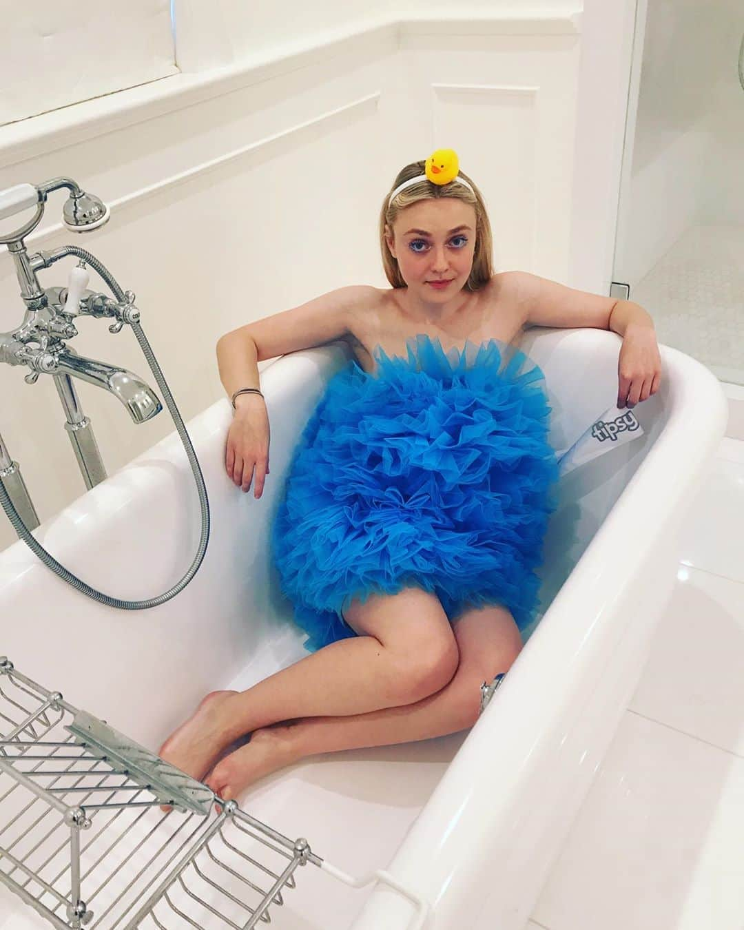 ダコタ・ファニングさんのインスタグラム写真 - (ダコタ・ファニングInstagram)「Scrub a dub dub 🛁」11月1日 10時19分 - dakotafanning