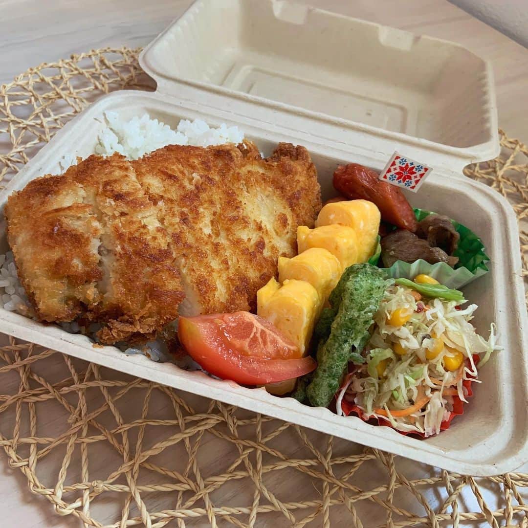 本田しおりのインスタグラム：「#今日のお弁当  #チキンカツ弁当 #チキンカツ#玉子焼き#スパイシーチョリソー#焼肉#サラダ#ちくわ磯辺揚げ#おにぎり🍙  #お弁当 #本田弁当 #旦那さん弁当 #神ちゃん弁当 #神弁」