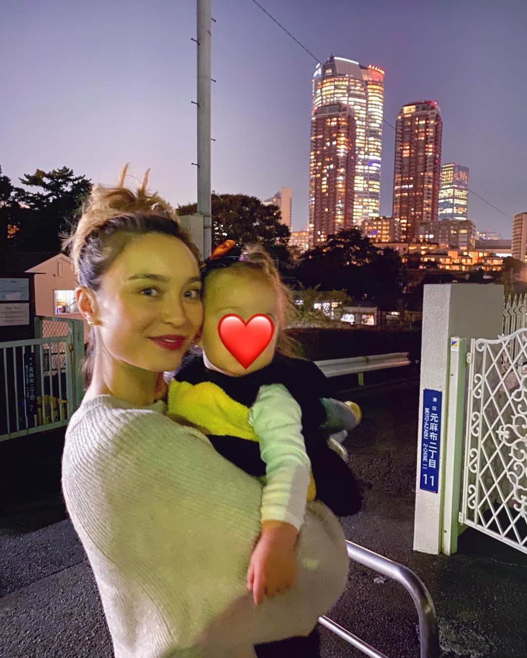 エミ・マイヤーのインスタグラム：「Happy Halloween 2019 🎃 🐝 • • • • • #azabu #麻布ハロウィン #麻布　#ハロウィン　#ハロウィーン　#halloweenabroad #halloweenkids #trickortreat」