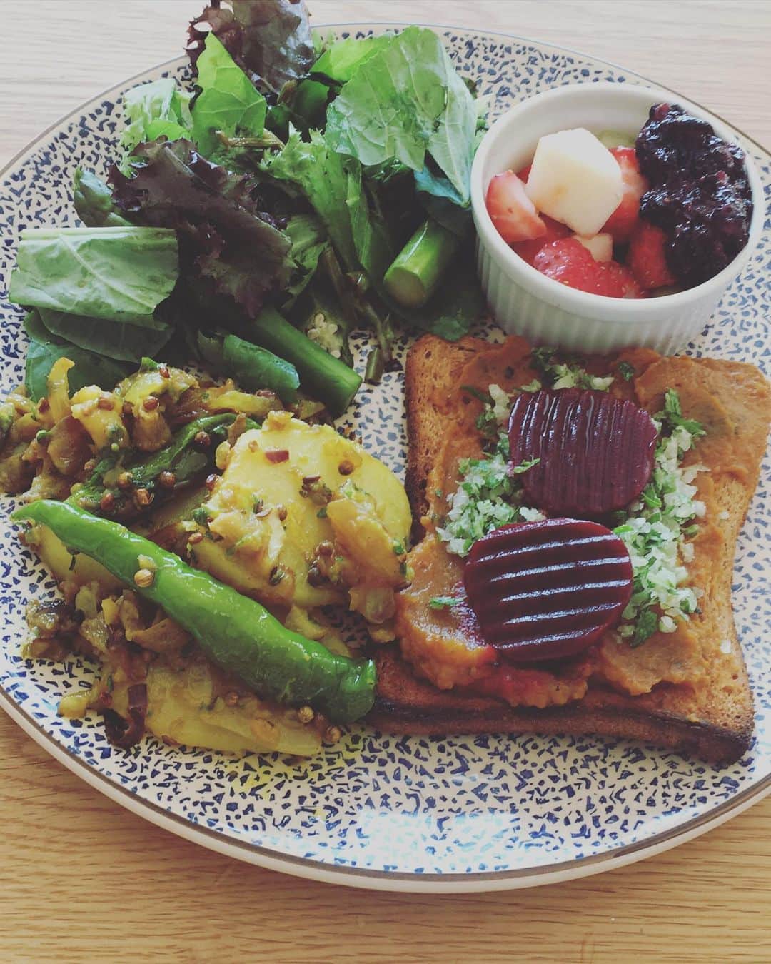 SHANTIさんのインスタグラム写真 - (SHANTIInstagram)「Food is Love. I cook for myself most days. Part of how I stay super balanced and happy!! Bon appétit !#veganfoodporn #veganfood」11月1日 10時32分 - shantimusic