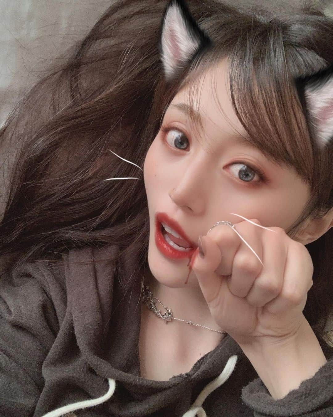 三咲美憂のインスタグラム：「🔖﻿ ﻿ でおくれHalloween 👻🎃🍭﻿ みゆねこだよーん ฅ^. ̫ .^ฅ 今年もお姉ちゃまがかわいいコスプレ頼んでくれてた🙈 ほんとなんでも一緒に楽しもうとしてくれて 優しくてだいすきありがとん ( ¨̮⋆ 今度ちゃんとコスプレしてあそぼうね約束 🤝゛ ﻿ だれか買ってくだぱい 🍼.･﻿ ﻿ #AV女優 #三咲美憂 #はろうぃん #あぷり」