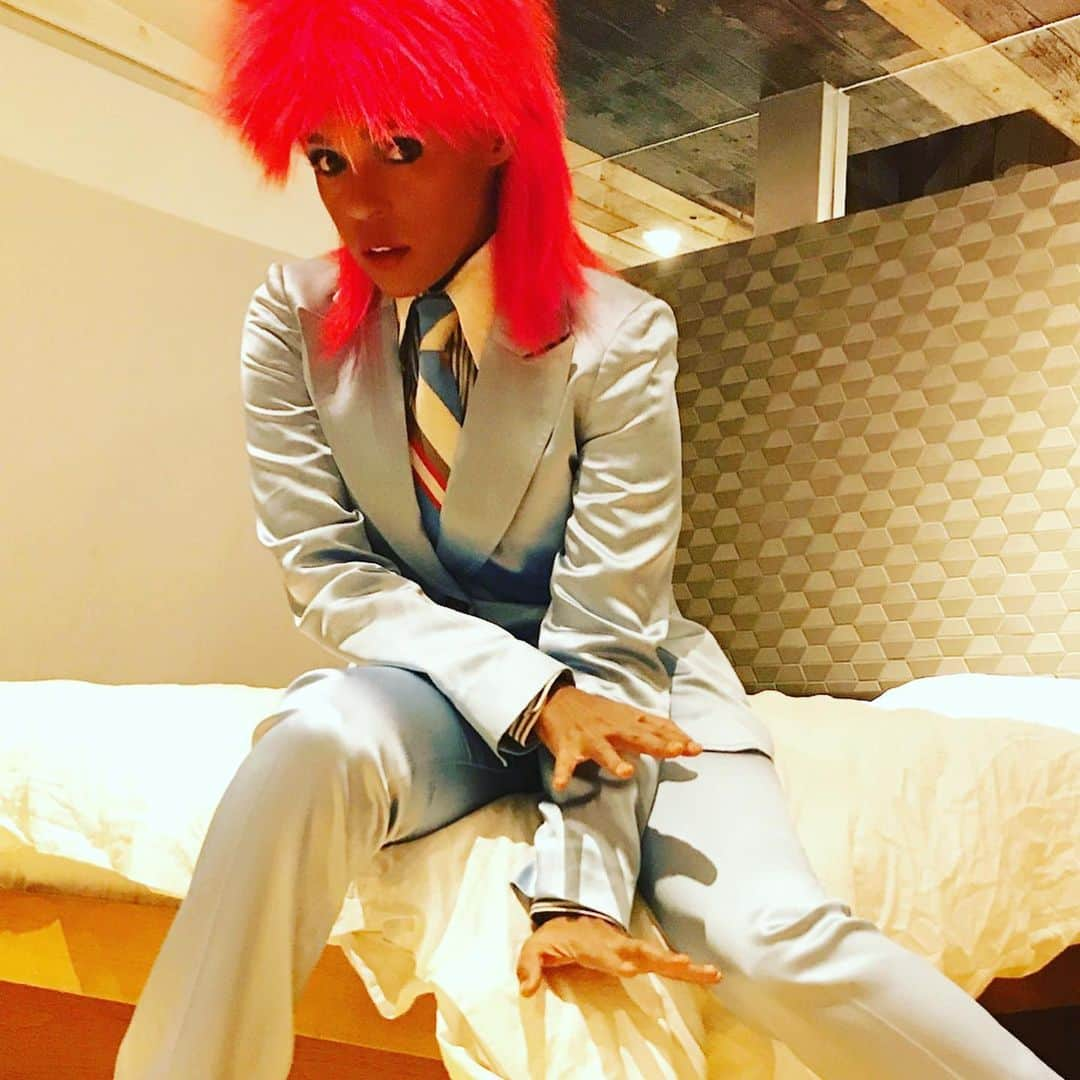 ジャネル・モネイさんのインスタグラム写真 - (ジャネル・モネイInstagram)「“Oh man, wonder if he'll ever know He's in the best selling show”🌈🔥💥⚡️💫 1971 “is there life on mars?” @davidbowie」11月1日 10時34分 - janellemonae