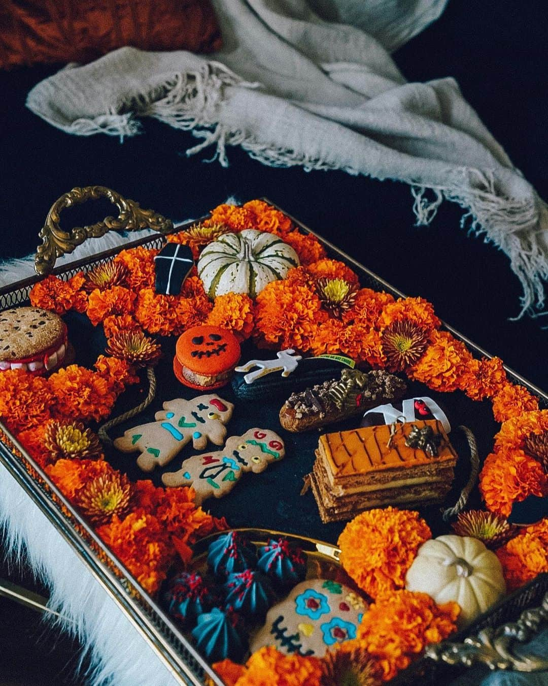 リズ・チェルカソワさんのインスタグラム写真 - (リズ・チェルカソワInstagram)「Happy Halloween 🎃 Having a sugary feast and watching my favorite spooky films. Movies include The Addams Family, Beetlejuice, Rocky Horror Picture Show, and Corpse Bride. Thank you @pitchounbakery for all the sugary treats!」11月1日 10時47分 - lateafternoon