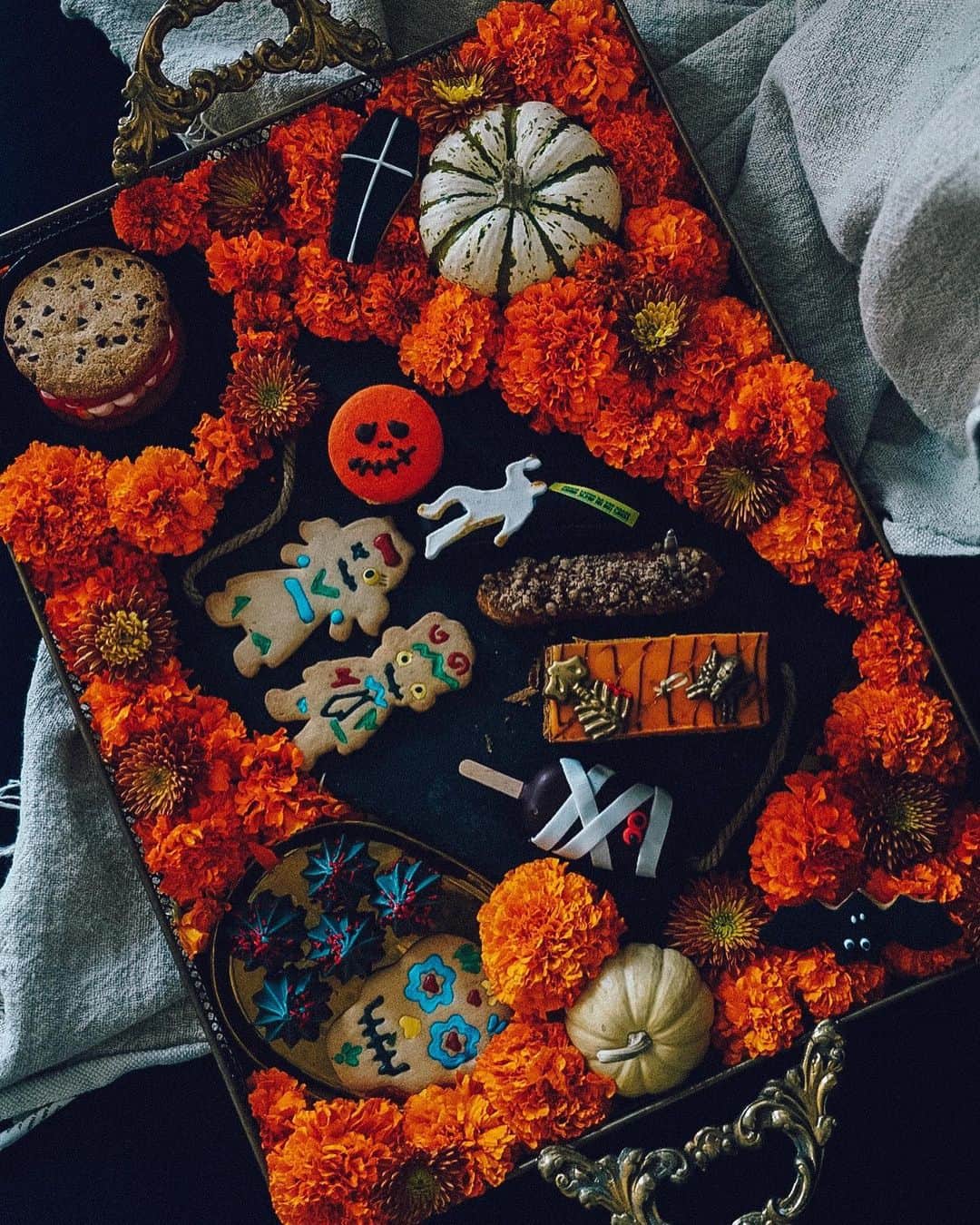 リズ・チェルカソワのインスタグラム：「Happy Halloween 🎃 Having a sugary feast and watching my favorite spooky films. Movies include The Addams Family, Beetlejuice, Rocky Horror Picture Show, and Corpse Bride. Thank you @pitchounbakery for all the sugary treats!」
