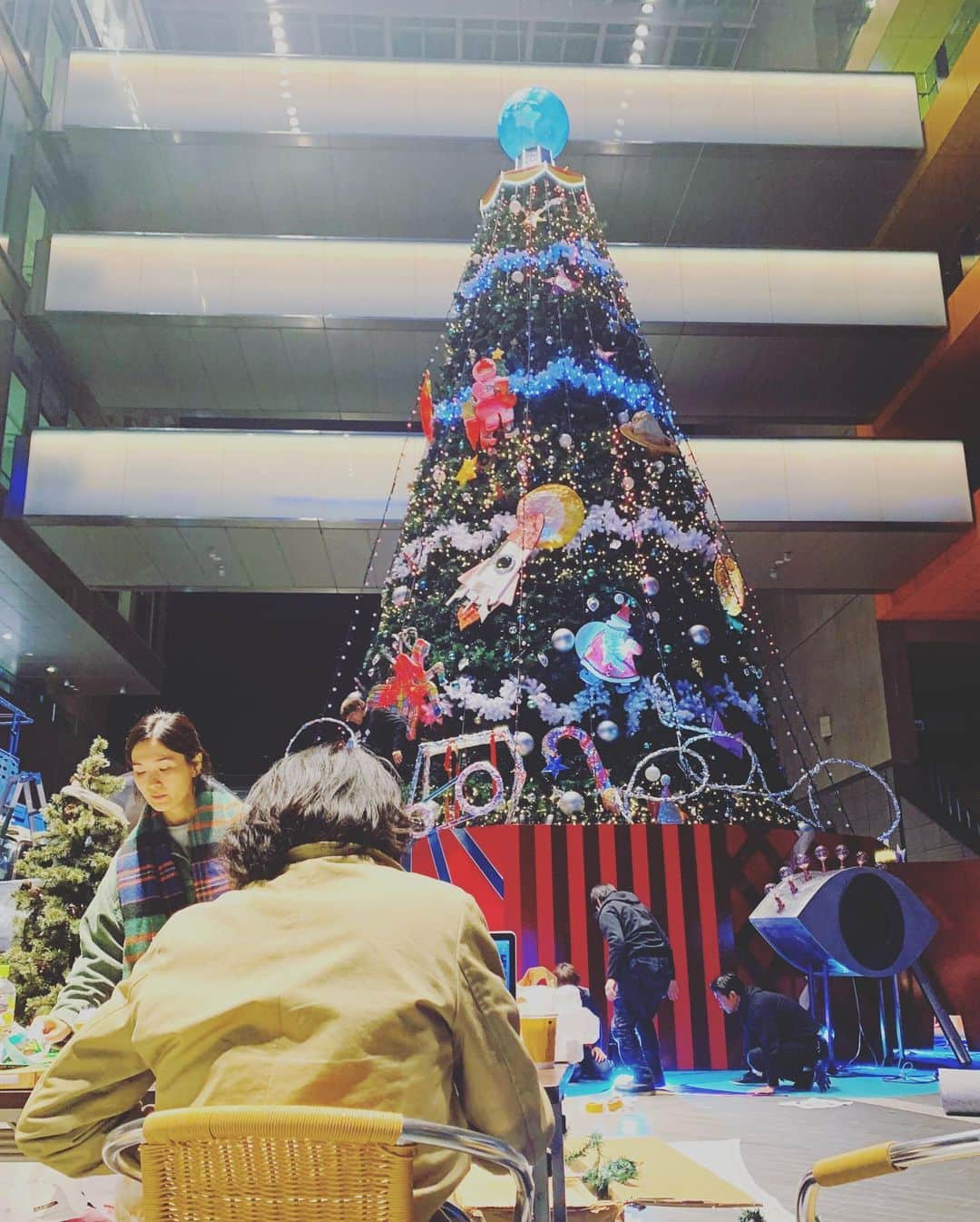 坂本美雨さんのインスタグラム写真 - (坂本美雨Instagram)「二子玉川riseのクリスマスツリーを、去年に引き続き、長年の友人 森本千絵ちゃんがデザインしました。 今年のテーマは《Electric Moon Xmas》。 トップには、青い地球。  そのツリーのイルミネーションと共に流れる音楽を関口シンゴさんと共に担当しました。  ここ数日かけて、職人さんたちと千絵ちゃん率いるgoen°チームが作り上げているツリー。（親方、かっこよかったな…） 終電後のガランとした二子玉に光放つツリーを実際に見て、職人たちの技と千絵ちゃんたちの丁寧な物づくりに感激。  11月2日、17時からツリーの点灯式が行われます。 生歌でイルミネーションを届けます。  一緒に演奏してくれるのはチェロの徳澤青弦さん。 千絵ちゃん、子どもたち、ダンサーさんたちも登場します。  ぜひ見にきてね。  その後は、12月25日まで毎日15分に一度、 イルミネーションと共に曲が流れます。 . . . 🎄二子玉川rise クリスマスツリー点灯式🎄 11月2日（土） 17:00〜17:30 入場無料 . .」11月1日 10時43分 - miu_sakamoto