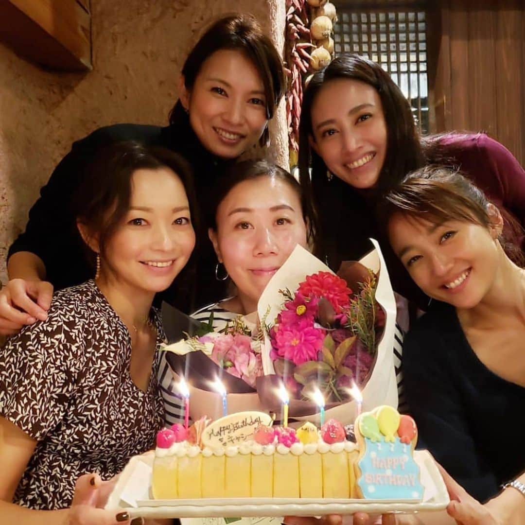 島村まみのインスタグラム：「いつもお世話になっているマネージャーさんのお誕生日会🎂 わいわい皆んなで盛り上がって楽しい時間でした❤️ 素敵な1年にして下さい✨😊」