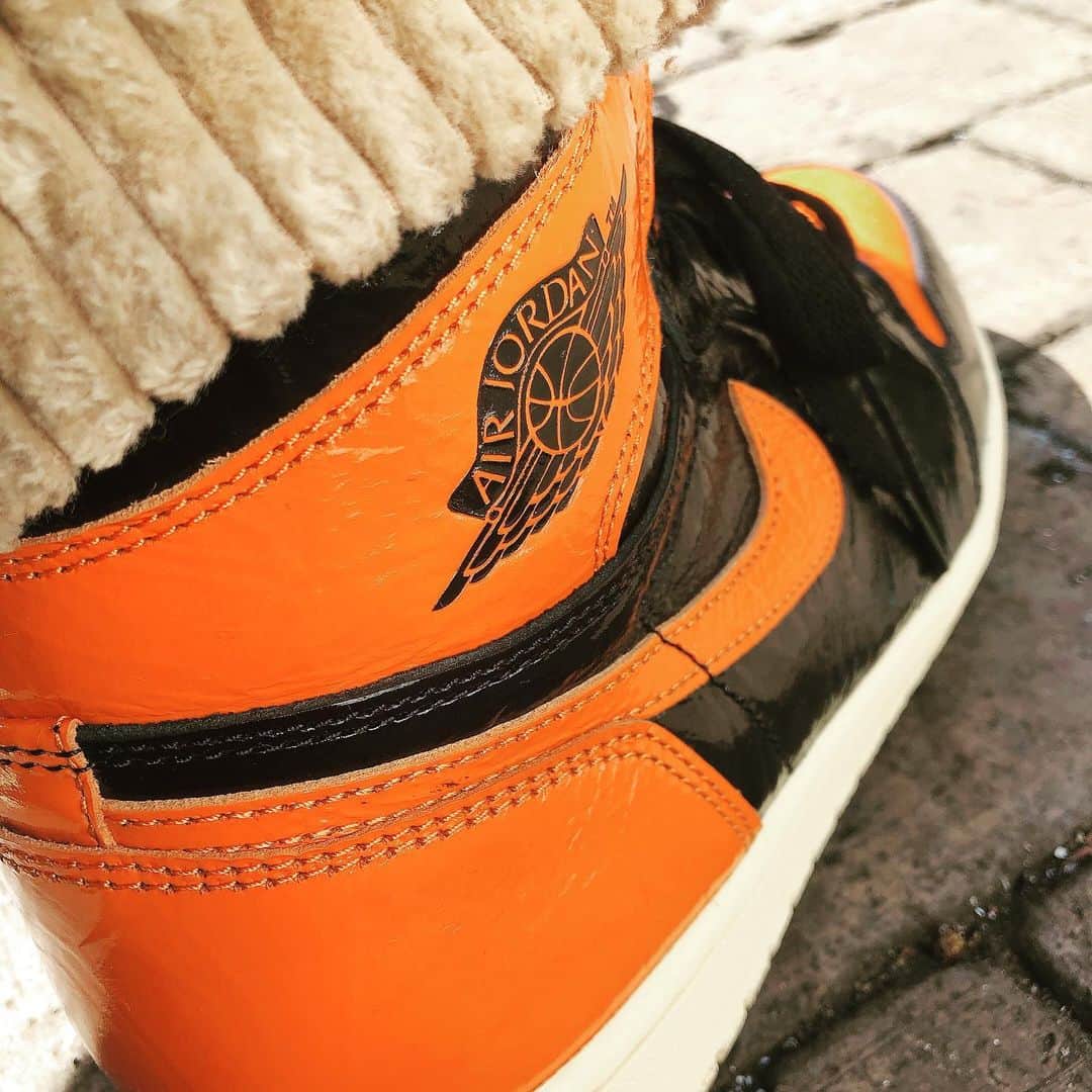 加藤 聖也さんのインスタグラム写真 - (加藤 聖也Instagram)「. New kicks ☺︎ AIR JORDAN 1 RETRO HIGH OG Shattered Backboard 天気の良い休日🙆🏻‍♂️✨ スニーカー好きが今日は朝から渋谷原宿にいたせいか 足元めちゃ見られる😂笑 #AIRJORDAN #AJ1 #ShatteredBackboard #シャタバ #kicks #sneaker #NIKE #dayoff」11月1日 11時03分 - se1ya_kato