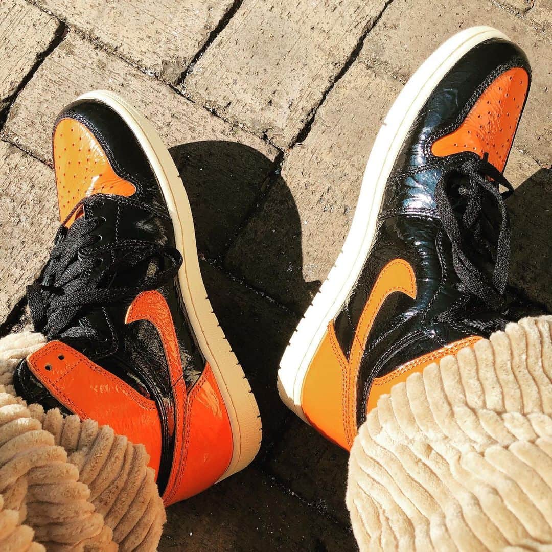 加藤 聖也さんのインスタグラム写真 - (加藤 聖也Instagram)「. New kicks ☺︎ AIR JORDAN 1 RETRO HIGH OG Shattered Backboard 天気の良い休日🙆🏻‍♂️✨ スニーカー好きが今日は朝から渋谷原宿にいたせいか 足元めちゃ見られる😂笑 #AIRJORDAN #AJ1 #ShatteredBackboard #シャタバ #kicks #sneaker #NIKE #dayoff」11月1日 11時03分 - se1ya_kato