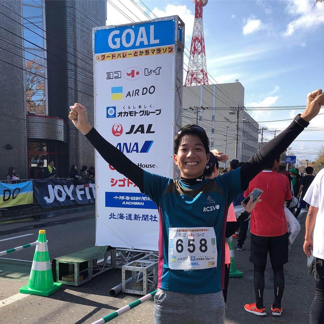 堀内大輝さんのインスタグラム写真 - (堀内大輝Instagram)「🏃‍♂️ 先週末は、 #フードバレーとかちマラソン へ！ ハーフマラソンの大会は初めてでしたが、 2時間と少しで完走しました！  空気は綺麗だし、 #紅葉 をみながらのランは気持ちよかった！ 帯広は赤が濃くてきれい！  #六花亭 のシュークリームも補給食に出してくれて、 地元民としては感無量です！ #豚汁 も美味しかった！ 十勝は美味しい食べ物いっぱいなので もっとそれをPR出来る機会になれば嬉しいですね。  さあ、来年は何回走れるかな！🏃‍♂️ 雪が降るまでランニングくらいは続けようと思います。  #帯広 #十勝 #とかち #マラソン #ランニング #ハーフマラソン #とかち観光大使 #堀内大輝」11月1日 11時12分 - hbc_daikihoriuchi