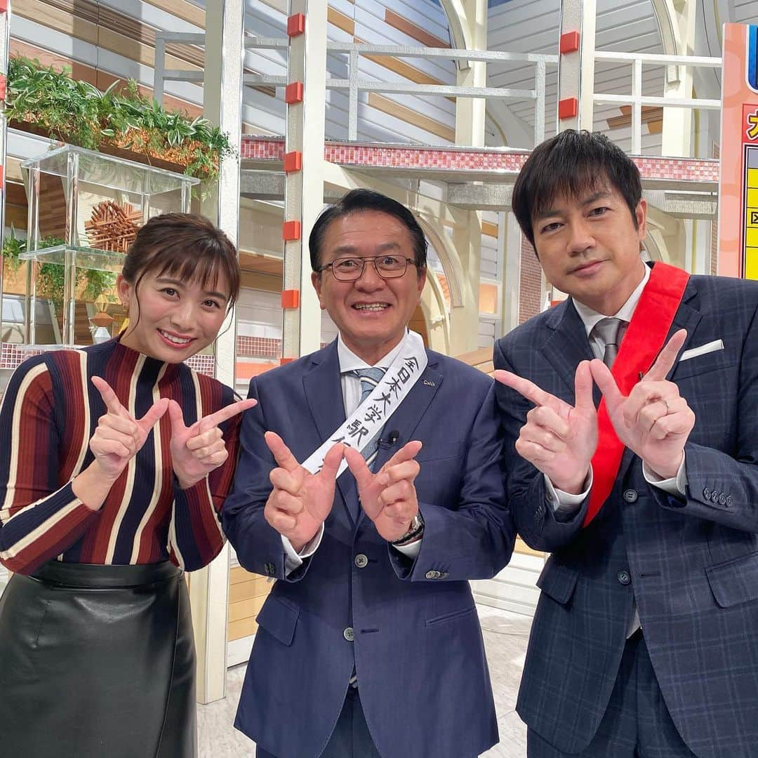 山本雪乃さんのインスタグラム写真 - (山本雪乃Instagram)「🏃‍♂️ おはようございます。 今日のモーニングショーには、 陸上の解説でもおなじみ 瀬古利彦さんが出演！！　*  羽鳥さんと瀬古さんも（私も）早稲田大学出身ということで、 お二人にも襷をかけてもらいました😊  そして、早稲田のWのポーズ！ （本当は早稲田出身の野上アナもいたはずなのですが、今日はショーアップの放送がなかったため不在です😭）　*  あと２日と迫った、 全日本大学駅伝！！！ 先輩も後輩も 毎日取材を頑張っています！ 全日本大学駅伝に向けて、 一丸となっている各大学のチームのように、 テレ朝一同力を合わせて、 最高の中継を目指しています！　*  11月3日（日） 全日本大学駅伝！ みんなで応援しましょう！  #全日本大学駅伝  #早稲田大学出身  #野上アナは実況　 #瀬古さんは解説」11月1日 11時12分 - yukino_yamamoto5