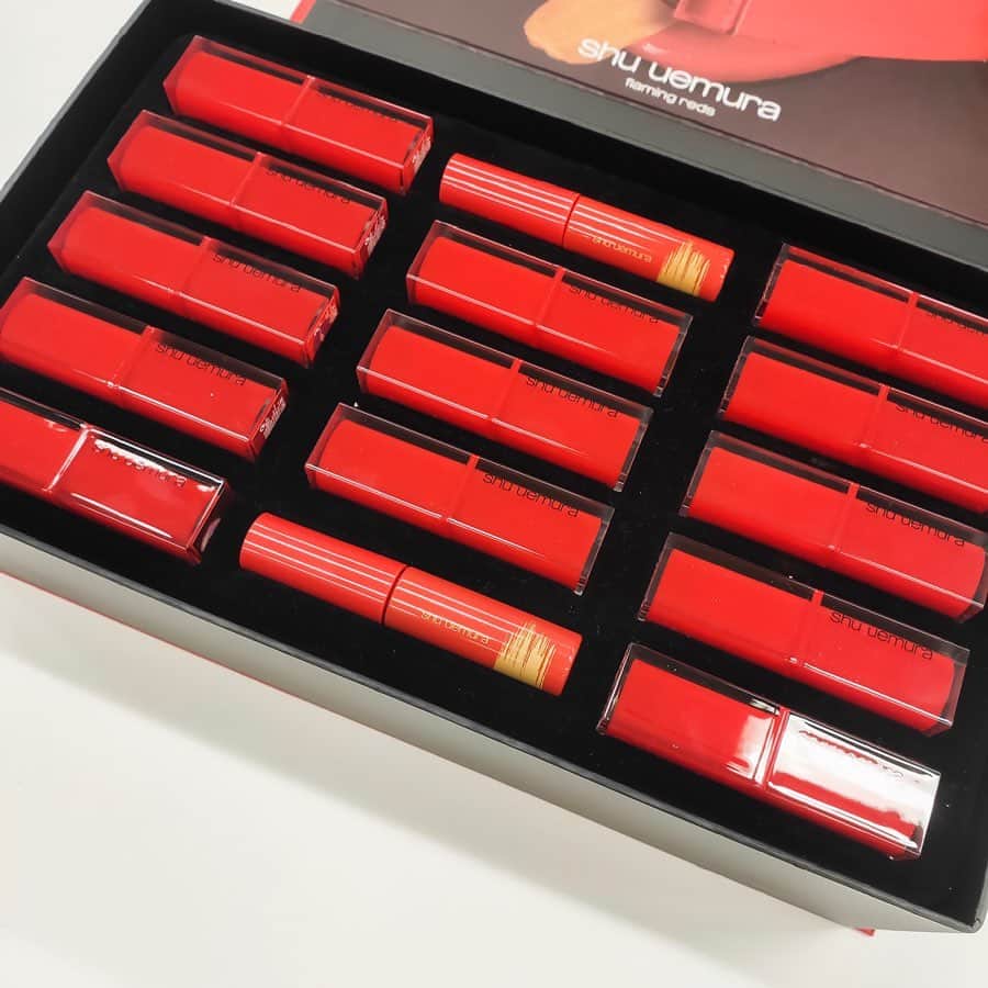VOCE編集部さんのインスタグラム写真 - (VOCE編集部Instagram)「赤リップ好きさん必見😍‼️ #シュウウエムラ の限定赤リップを【全色スウォッチ付き】でお届けします💄💋﻿ ﻿ 1/1に発売されるのは、シュウウエムラのDNAカラーである“赤”ルージュのラインナップ❤️新しい年の始まりに、心を奮い立たせるエナジーカラーを身につけてみてはいかがですか？😍﻿ ﻿ ［画像3枚目］﻿ 💄ルージュ アンリミテッド アンプリファイド﻿ 限定2色、既存1色 各￥3300﻿ ディープなレッドから鮮やかなレッドまで色濃く発色！炎色の唇でドラマティックに💋﻿ ﻿ ［画像4枚目］﻿ 💄ルージュ アンリミテッド マット﻿ 限定4色、既存2色 各￥3300﻿ トレンドの輝くグリッターでスパイスを効かせたベルベットマット！エネルギッシュな唇に💋﻿ ﻿ ［画像5枚目］﻿ 💄ルージュ アンリミテッド ラッカーシャイン﻿ 限定3色、既存1色 各￥3300﻿ ホログラムが効いたメルティングラッカー！伸びがよく、とろけるような唇が完成💋﻿ ﻿ ﻿ ［画像6枚目］﻿ 💄マジックメタリック リップ ライナー﻿ 限定2色 各￥3000﻿ 輝きをちりばめた、メタリックなリップライナー！リップに重ねてトレンドの唇に💋﻿ ﻿ ﻿ （インスタ担当R）﻿ －－－－－－－－－－－－－－－－－－－－⠀﻿ VOCEのinstagramでは新作コスメ情報やメイクテク、撮影舞台裏を毎日お届け！⠀﻿ ぜひフォロー&チェックして！！⠀﻿ 👉@vocemagazine﻿ ﻿ #voce #voceおすすめ #vocemagazine #ヴォーチェ #コスメ #コスメマニア #コスメ好きさんと繋がりたい #VOCEおすすめコスメ #コスメ好きな人と繋がりたい #おすすめコスメ #コスメ紹介 #コスメレポ #コスメ部 #2020コスメ #限定コスメ #赤リップ #あかりっぷ #リップマニア #リップ好き #新作リップ #マットリップ #デパコスリップ #リップスウォッチ #ルージュ アンリミテッド アンプリファイド #ルージュ アンリミテッド マット #ルージュ アンリミテッド ラッカーシャイン #shuuemura」11月1日 11時14分 - vocemagazine