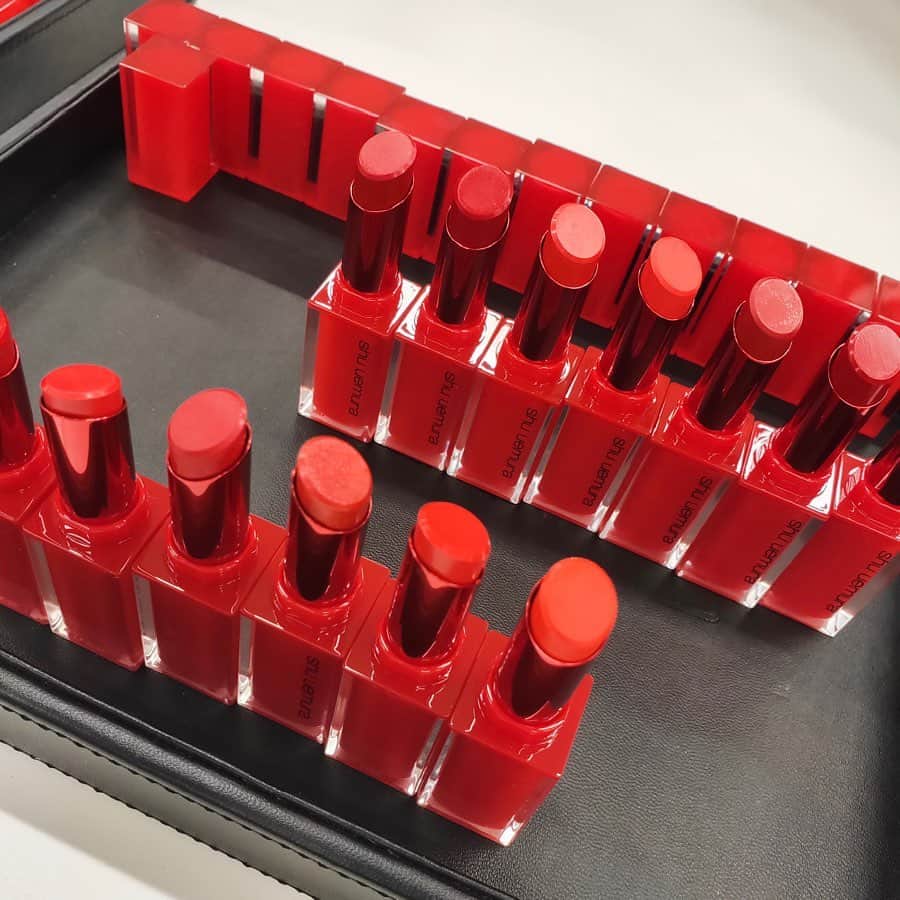 VOCE編集部さんのインスタグラム写真 - (VOCE編集部Instagram)「赤リップ好きさん必見😍‼️ #シュウウエムラ の限定赤リップを【全色スウォッチ付き】でお届けします💄💋﻿ ﻿ 1/1に発売されるのは、シュウウエムラのDNAカラーである“赤”ルージュのラインナップ❤️新しい年の始まりに、心を奮い立たせるエナジーカラーを身につけてみてはいかがですか？😍﻿ ﻿ ［画像3枚目］﻿ 💄ルージュ アンリミテッド アンプリファイド﻿ 限定2色、既存1色 各￥3300﻿ ディープなレッドから鮮やかなレッドまで色濃く発色！炎色の唇でドラマティックに💋﻿ ﻿ ［画像4枚目］﻿ 💄ルージュ アンリミテッド マット﻿ 限定4色、既存2色 各￥3300﻿ トレンドの輝くグリッターでスパイスを効かせたベルベットマット！エネルギッシュな唇に💋﻿ ﻿ ［画像5枚目］﻿ 💄ルージュ アンリミテッド ラッカーシャイン﻿ 限定3色、既存1色 各￥3300﻿ ホログラムが効いたメルティングラッカー！伸びがよく、とろけるような唇が完成💋﻿ ﻿ ﻿ ［画像6枚目］﻿ 💄マジックメタリック リップ ライナー﻿ 限定2色 各￥3000﻿ 輝きをちりばめた、メタリックなリップライナー！リップに重ねてトレンドの唇に💋﻿ ﻿ ﻿ （インスタ担当R）﻿ －－－－－－－－－－－－－－－－－－－－⠀﻿ VOCEのinstagramでは新作コスメ情報やメイクテク、撮影舞台裏を毎日お届け！⠀﻿ ぜひフォロー&チェックして！！⠀﻿ 👉@vocemagazine﻿ ﻿ #voce #voceおすすめ #vocemagazine #ヴォーチェ #コスメ #コスメマニア #コスメ好きさんと繋がりたい #VOCEおすすめコスメ #コスメ好きな人と繋がりたい #おすすめコスメ #コスメ紹介 #コスメレポ #コスメ部 #2020コスメ #限定コスメ #赤リップ #あかりっぷ #リップマニア #リップ好き #新作リップ #マットリップ #デパコスリップ #リップスウォッチ #ルージュ アンリミテッド アンプリファイド #ルージュ アンリミテッド マット #ルージュ アンリミテッド ラッカーシャイン #shuuemura」11月1日 11時14分 - vocemagazine