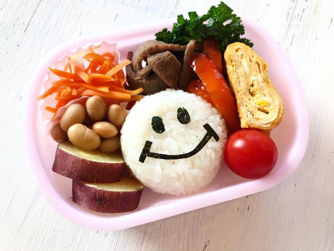 廣瀬規子さんのインスタグラム写真 - (廣瀬規子Instagram)「毎朝のお弁当🍱 2歳児のお弁当はなかなか難しく、、、お嬢はもっと小さい時の方が食べていたような気もするのですが、お野菜が嫌いだったり、 その他も色々、、お嬢なりの理由があるようで、昨日は沢山食べたけど、今日はあんまり、、みたいなことはしょっちゅう。 * しかし、どうにかして、少しでも！と言うのが親心。 ある朝ふと思いついて、なんちゃってミニーを作ってから、 何となく　#なんちゃってキャラ弁　を作るようになりました。 * まだ全然初心者で、しかもなんちゃってどころの騒ぎじゃないキャラ弁。 * でも、実は、上手になろうとも思ってないんです。w #のりこの何かが違うキャラ弁は、 * 1. 愛情たっぷり 2. 無理はしない 3. その日にあるもので 4. なんのキャラか考えさせるw 5. サプライズ感 * みたいな感じで、ゆるく、だけど楽しみながら、長〜く、続けて行けたらと思っています。 * いつもはストーリーに載せていますし、これからもよっぽどネタがないとか？wじゃない限り、ストーリーにしか多分載せないと思いますが、 今回、わざわざ本ポストにアップしたのは、先日、娘を迎えに行った際、先生から娘も先生達も毎日お弁当を開けるのが楽しみになっていると言われたことと、フォロワーの方から、是非ハイライトに残して欲しいとの、大変お優しいメッセージを頂いたから🙏✨ （不器用なので、少し褒めてもらっただけで嬉しくなっちゃう🙈） * 料理のプロ @yukiya.terai からも応援の声を📣頂いてるしね😆 * と、言うことで、、、 #のりこの何かが違うキャラ弁　 ハイライト作りました😂 * ほんと、見ても、何の参考にもなりません！！が、 不器用ママでも、毎日楽しく（時に必死でw）お弁当作りしているので、笑って頂けたら、、 そして、毎朝早起きして何かに頑張っている方々の、ちょっとお疲れの時の「私も頑張ろー！」に、少しでも繋がっていければ嬉しいです。 * #のりこの何かが違うキャラ弁 #一生懸命似せてるつもり #自分不器用ですから #今日はニコちゃん #これはよく出来た方 #自画自賛 #お弁当 #なんちゃってキャラ弁」11月1日 11時24分 - noriko_style