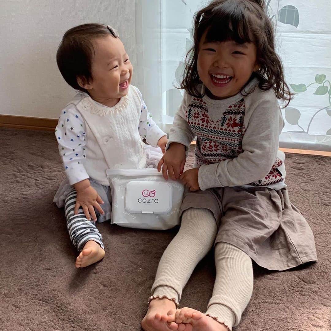 cozre（コズレ）マガジン公式のインスタグラム：「9月にInstagramで開催した「コズレオリジナルビタットキャンペーン」の当選報告をいただきました😊 ・ ==== ・ きっと誰もが感じているビタットへの安心感👍フタがカチッて閉まるから、子どもも扱いやすいから好き！ おねえちゃんの扱い方を見て、妹もしっかり真似っこです😂あーーー山盛りおしりふきができあがる予感。笑 ・ ==== ・ 仲良し姉妹によるうれしい当選報告✨ 妹さんが上手におしりふきを取り出す姿がとってもキュート🥰 @mimi.kikiki さん、ありがとうございました！ ・ コズレのプレゼントが当選した方はぜひ、 #コズレプレゼント のハッシュタグをつけて当選報告をお願いします‼️ 編集部でピックアップしてリポストさせていただきます✨ コズレマガジンで開催されているキャンペーンでもOKですよ👍 ・ コズレに無料会員登録すると、プレママ・ママにうれしいベビーグッズが当たるキャンペーンにたくさん応募できちゃう😍 詳しくはプロフィールのリンクをチェック‼️ ・ #コズレ #コズレプレゼント #当選報告 #ビタット」