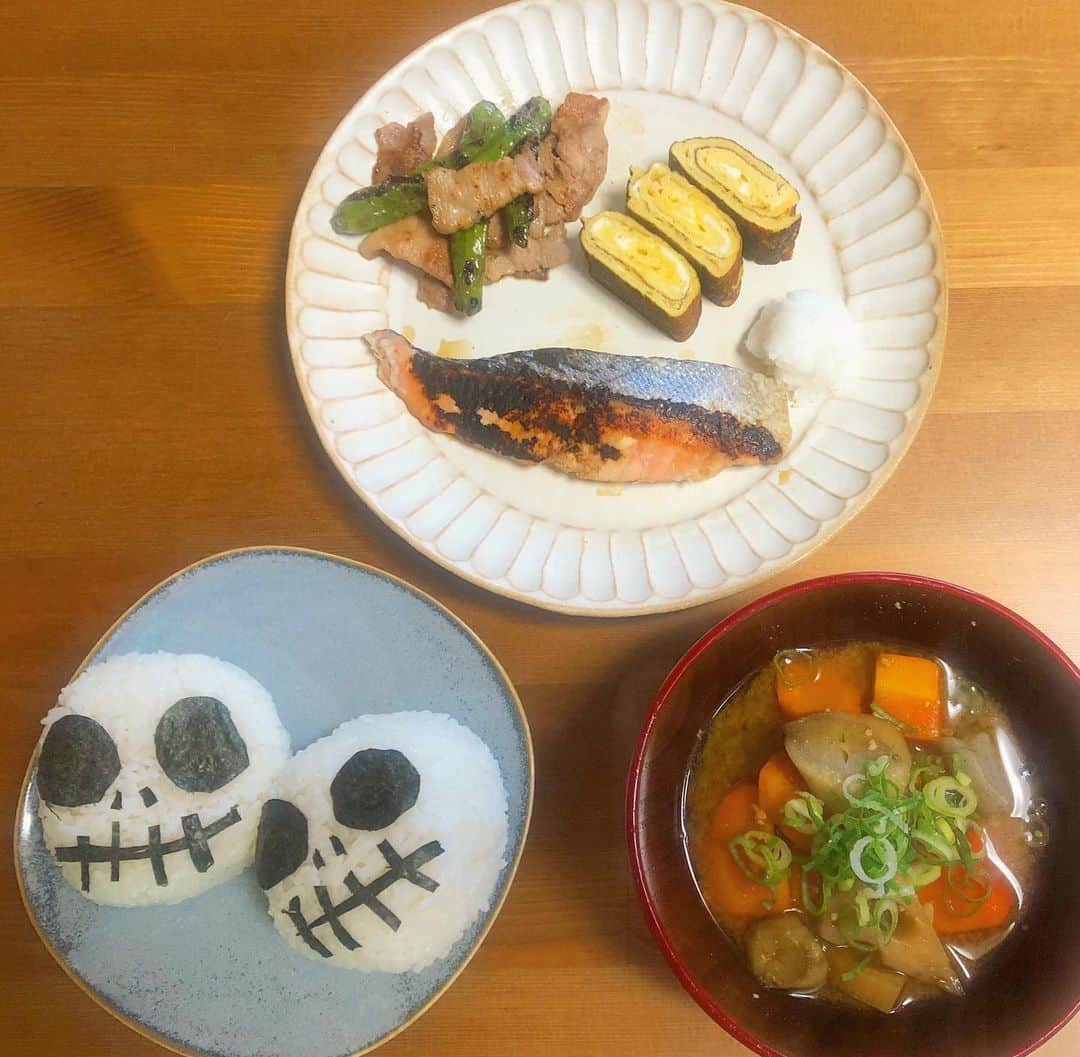 ちゃんまいさんのインスタグラム写真 - (ちゃんまいInstagram)「・ ・ 朝ごはんはいいよなぁ〜〜〜〜（志村けんのニュアンスで） ・ 今年は全然ハロウィンぽいことできなかったので、おにぎりだけハロウィンぽくしてみました。今思い出したけど、せっかく面倒くさいのにがんばって煮付けたカボチャ乗せるの忘れてた、もういいや。 ・ でも、息子が喜んでくれたのでよかったな🎃💜🎃💜🎃💜 ・ #子供が欲しすぎて #妄想ママ日記 #産ませてよ ・ ・ ちゃんまいが焼いた卵焼き ちゃんまいが適当にポン酢で炒めたししとうと豚肉の炒めたやつ ガーッて作った仙台味噌のゴロゴロお味噌スープ 冷凍してあった佐藤水産の麹漬け鮭 （いつもうまく焼けない） ・ ・ #ベッドイン #japanese #sexy #idol  #胃袋と玉袋をつかむ #垢抜けない #ちゃんまいめし #こだわりなし #普通ご飯 #ふつう #notフォトジェニック #料理JAWSは床JAWS」11月1日 11時39分 - dakko_shite_cho3