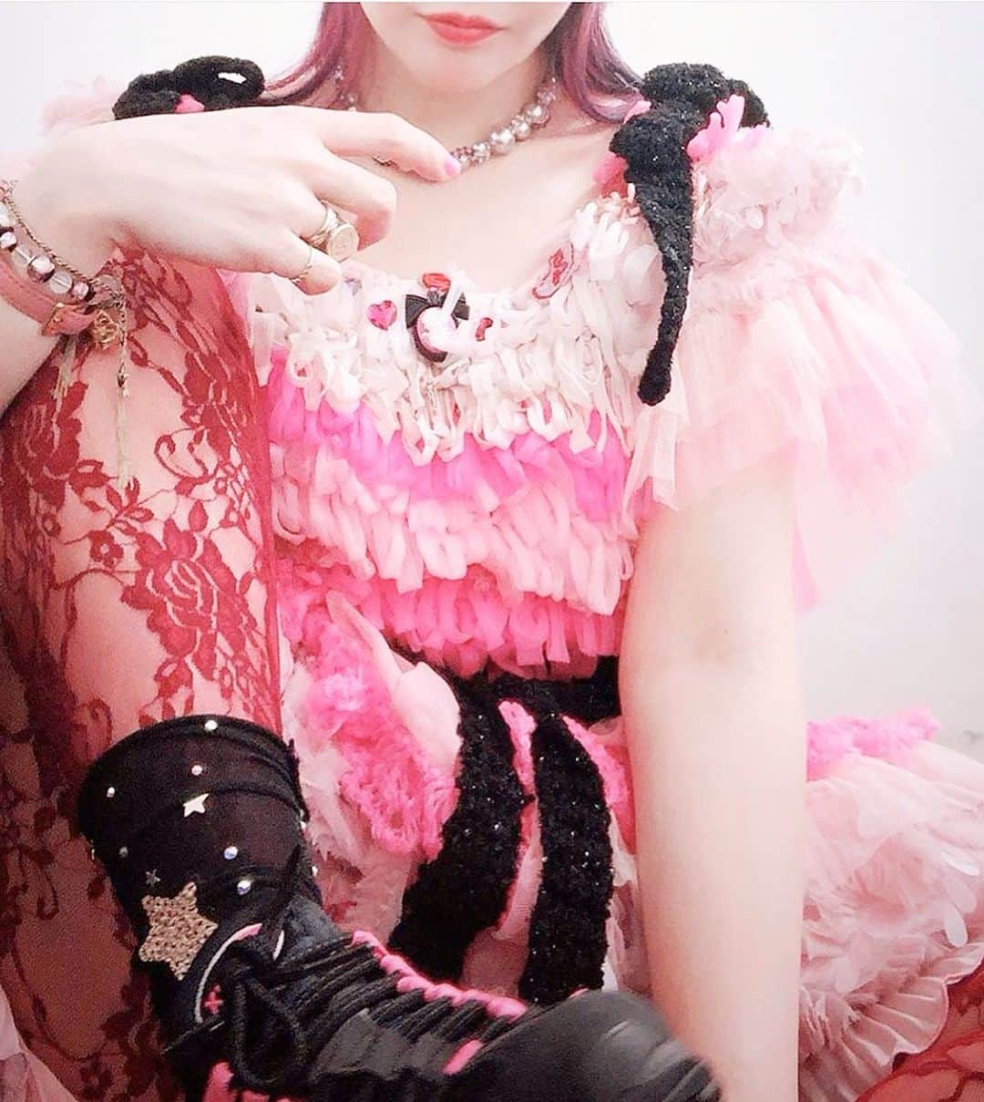 のインスタグラム：「超歌手大森靖子2019  47都道府県TOUR"ハンドメイドシンガイア"🗾💘 縷縷夢兎衣装の靖子ちゃん💕💕 さゆみんとの絶対彼女、生kill time 4 you、流星ヘヴン　など💫🌟 いつもつけてるGUCCIとかmiumiuとかのアクセサリーが可愛い😭❣️ . #ハンドメイドシンガイア #47都道府県ツアー　 #大森靖子　 #縷縷夢兎」