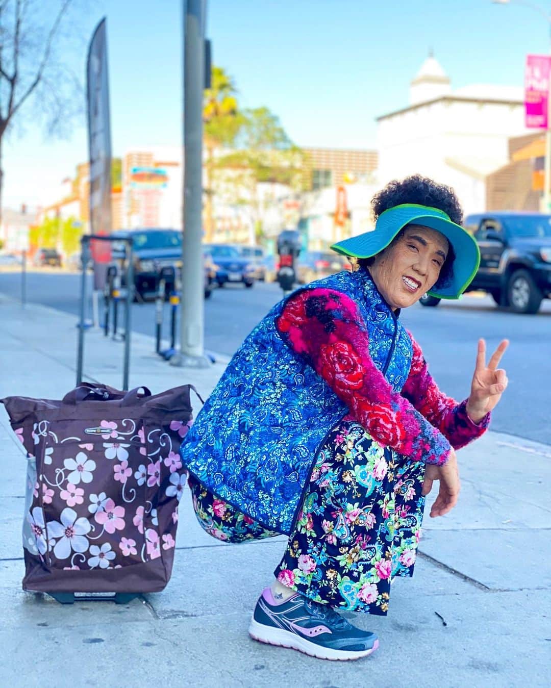 ユージン・リー・ヤンのインスタグラム：「Asian Auntie 👵 🌺 아줌마 ☂️ #Halloween  FX Makeup by @jessicaleighschwartz」