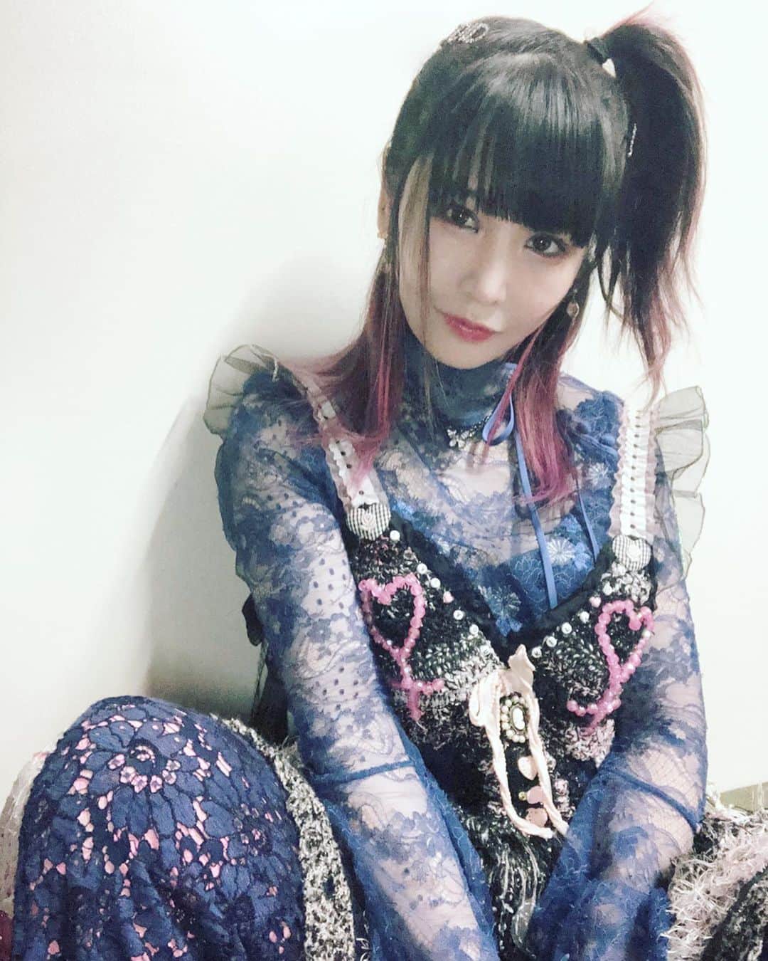 のインスタグラム：「超歌手大森靖子2019  47都道府県TOUR"ハンドメイドシンガイア"🗾💘 縷縷夢兎衣装の靖子ちゃん💕💕 1枚目は最新の靖子ちゃん💙 きゅるきゅる衣装で色んな着方かわいい❤︎♀❤︎ ピンクメトセラ衣装×sina もかわいい❤️ 47都道府県周るツアーって本当に本当に本当に大変だし気力が凄い…😭努力の天才😢💘 ツアーファイナルは11/13東京新木場coast💖🙏🏻 . #ハンドメイドシンガイア #47都道府県ツアー　 #大森靖子　 #縷縷夢兎」