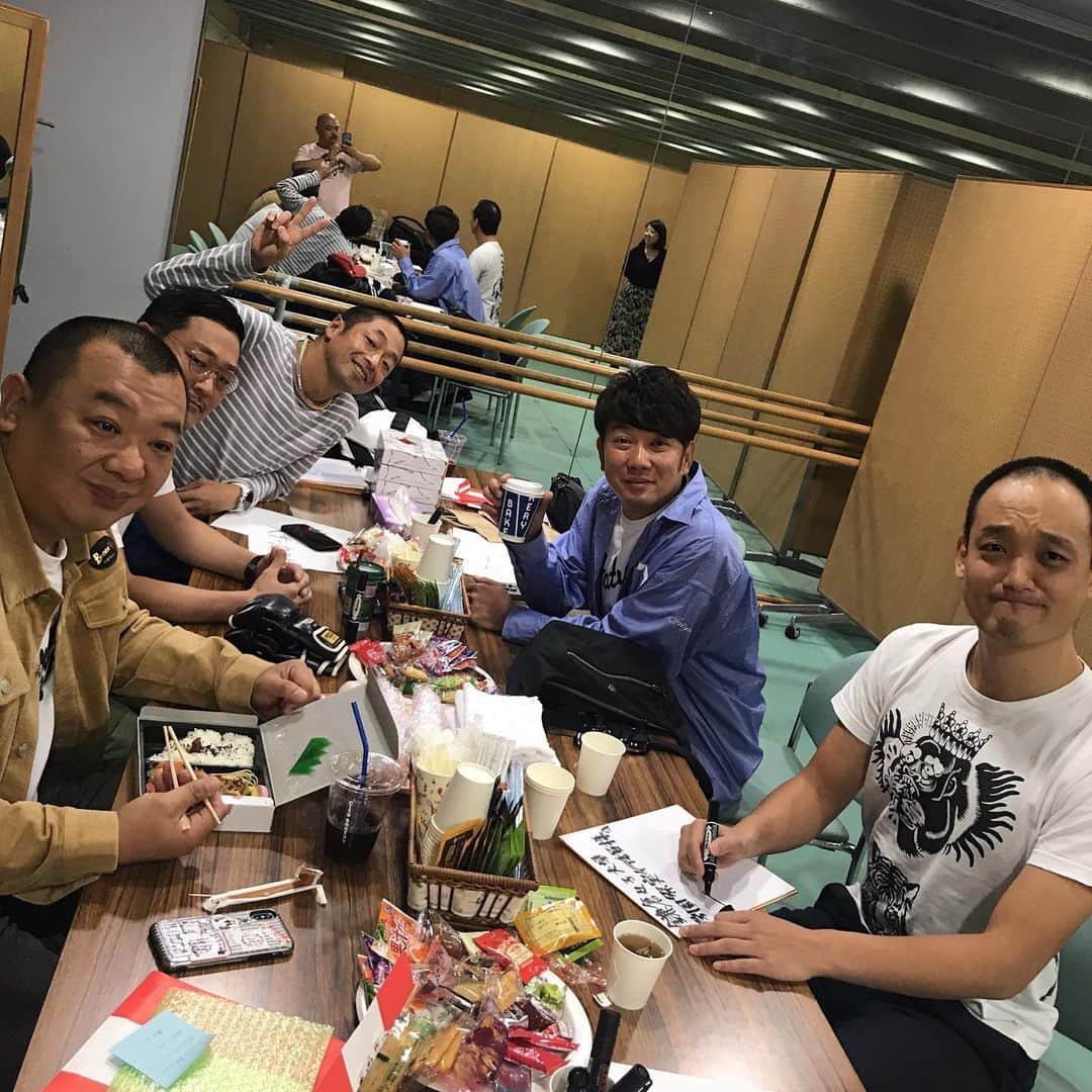 団長安田さんのインスタグラム写真 - (団長安田Instagram)「#チョコレートファウンテンを楽しむおっちゃん2人　#tko木下さんからのプレゼント　#tko木下  #団長安田　#安田大サーカス団長」11月1日 11時50分 - dancyoyasuda