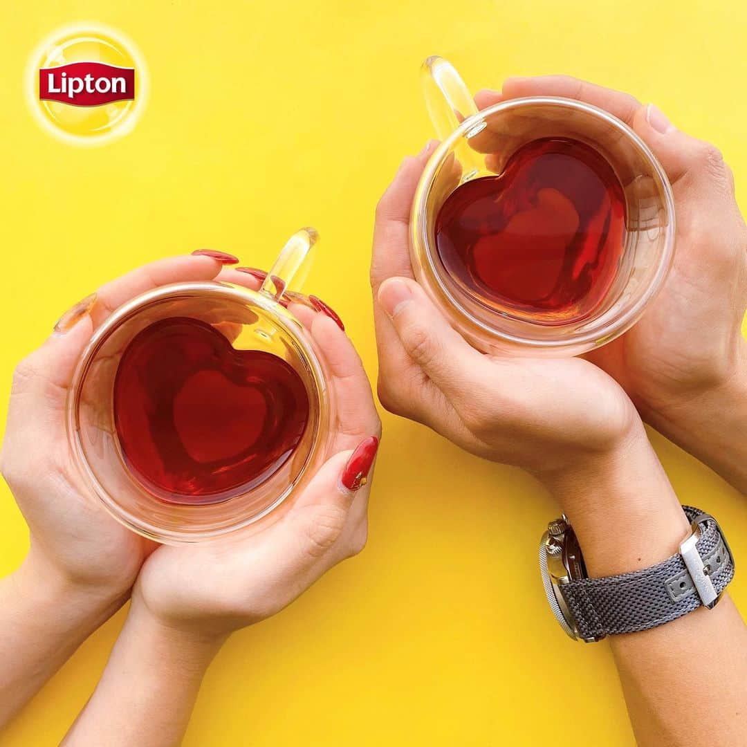 リプトンのインスタグラム：「知ってた？今日は「紅茶の日」☕ 大切な人と一緒に紅茶を飲むことで、会話が弾むかも♪ リプトンでつながって、素敵な１日を過ごしてね💛 #リプトン #Lipton #紅茶の日 #紅茶 #リプトンでつながる」