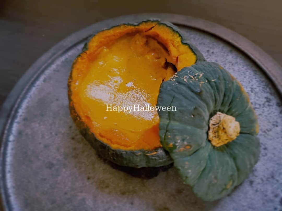 のインスタグラム：「H  E  L  L  O  W  E  E  N 🎃 . 今年はおうちでお菓子作り♪ ジャックオランタンに見立てて、 坊ちゃんかぼちゃを丸ごと使った かぼちゃプリンを作ったよ♪ . . . 早朝ゴミ拾いに興味津々だったけど 誘った友達みんなに やりたくないって言われた😑 . 行かなかった私も私だけどさ、 誰かがやってくれる、私は関係ないって悲しいね。 . . . #Halloween #Halloween2019 #坊ちゃんかぼちゃプリン #船串篤司 #れなお亭」