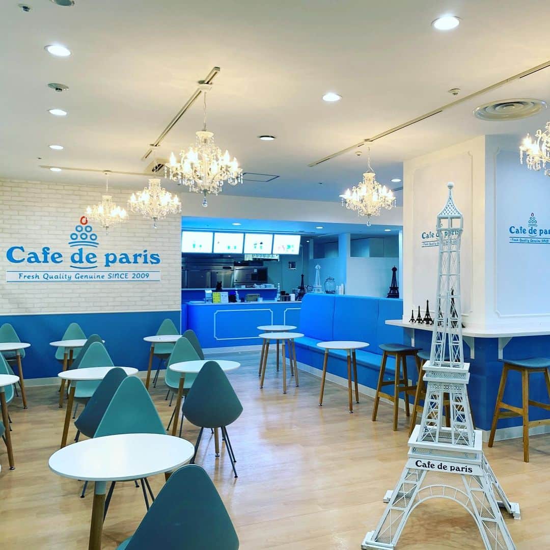 のインスタグラム：「B1F Cafe de paris 11.1 NEW OPEN🌟 . 韓国の人気カフェ「Cafe de paris」がオープン！ 看板メニューのフルーツをふんだんに使用したパフェ「ボンボン」は、高さおよそ20cm🍒🥭🍇 チェリーやマンゴー、青ぶどうなど、季節に合わせたさまざまな種類のフルーツをお楽しみいただける、 フォトジェニックなスイーツです。 ラフォーレ原宿店のオープンを記念し、「くものスムージー」を限定販売☁️ また人気の「ストロベリーボンボン」も先行販売中です🍓 . #cafedeparis #カフェドパリ #パフェ #フルーツパフェ #ボンボン #gourmet #グルメ #sweets #スイーツ #cafe #カフェ #dessert #デザート #laforet #harajuku #laforetharajuku #ラフォーレ #原宿 #ラフォーレ原宿」