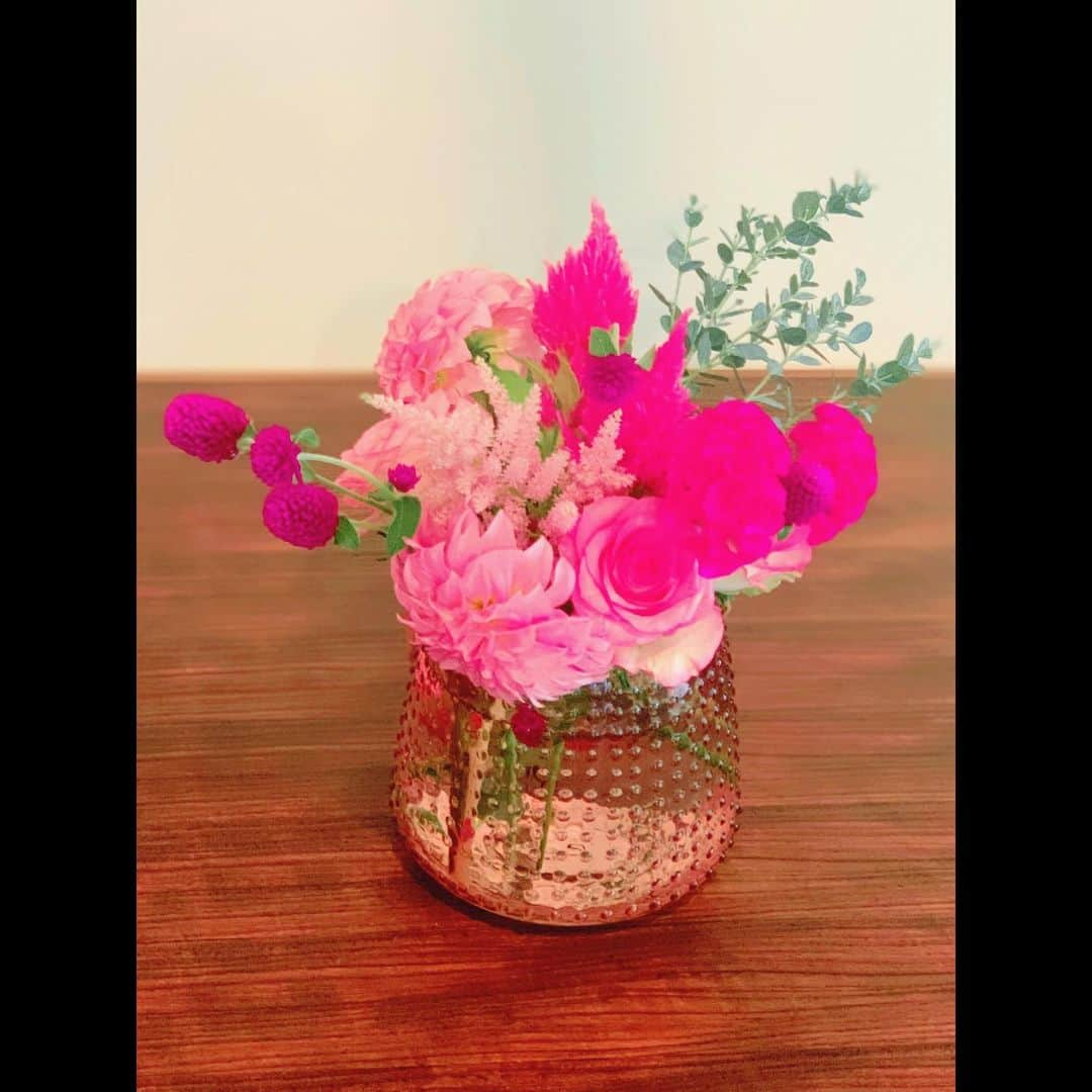 ベッキーさんのインスタグラム写真 - (ベッキーInstagram)「昨日買ったお花たち。 お仕事帰りにお花を買うのはいつも楽しい。 この部屋にはこれ、あの部屋にはこれ、とイメージしながらピックアップ。 私の中でお花を生けるのは、“絵を描く”ような感覚なんですよね。 ひひひ。 昨日はなんだかピンクでまとめたい気分でした。  さて！今日は関西外国語大学でトークショー！ むこてますー。 みなさま、気をつけて来てください🙏 プレゼントもあるっち。」11月1日 12時38分 - becky_dayo