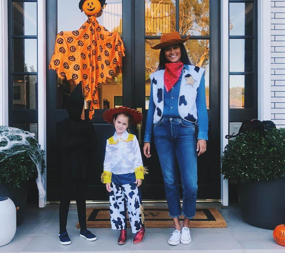 エマ・ヘミングのインスタグラム：「Happy Halloween from Woody, Jessie, and Peter Pan’s shadow!! 🎃🤠 #halloween2019」