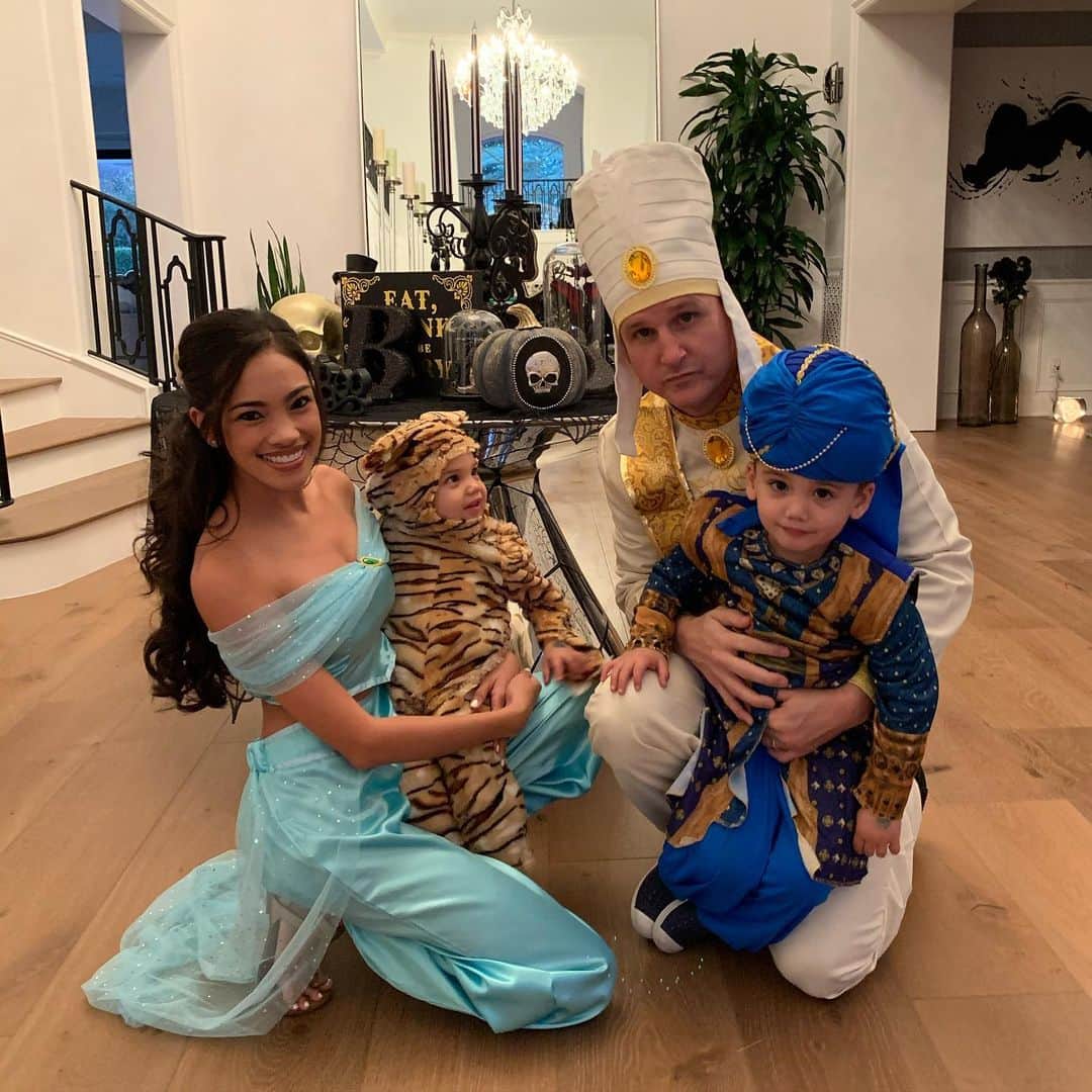 ロブ・ディアデックのインスタグラム：「Happy Halloween! We went all out Aladdin this year. @bryianadyrdek is of course the most perfect Jasmine ever. Kodah Dash, the cutest little genie you have ever seen. Sweet little Nala Ryan, the most adorable tiger ever, and then there is your boy looking like a  Pasty “Popey”  Aladdin.」