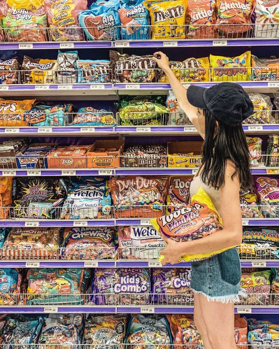 のインスタグラム：「外国のお菓子ってカラフルだよね🍭 . #ハワイ#ホノルル#yukajourneyy#旅行#HAWAII#partycity#ハワイ好き#ハワイ旅行」
