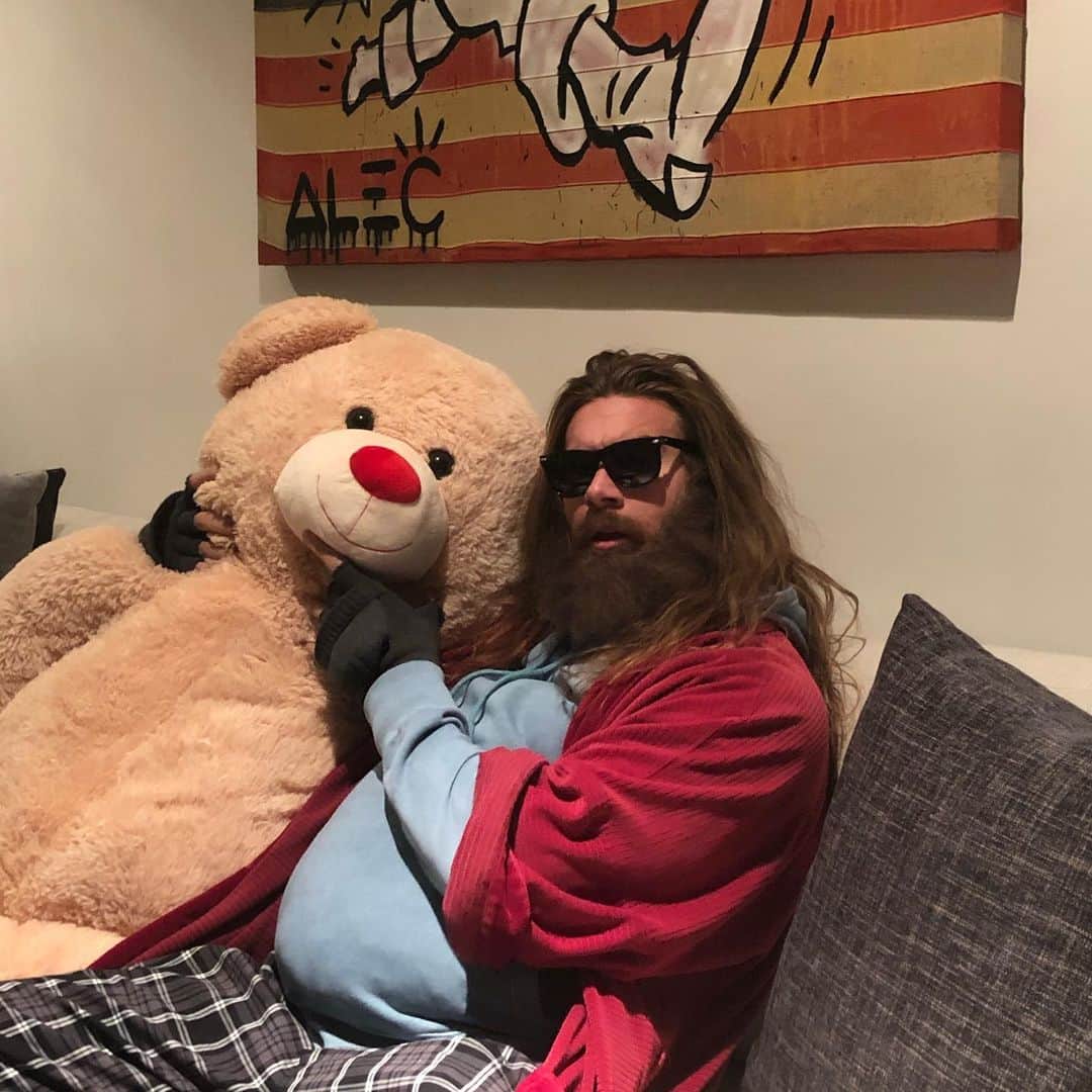 モデル、ブロック・オハーンのインスタグラム：「So.. me and the Tedmister were just catching up, he thought he could beat me on the Xbox! Between NoobMaster69 and Tedmister I’ve got my hands full on the the ol’ box. But we all know who the greatest and most powerful God is!!! #ThickThor #ScrollToTheFourthFrameToSeeTheReference #Mjolnir #ImNotSadYourSad #DontSayThanos #HappyHalloween」