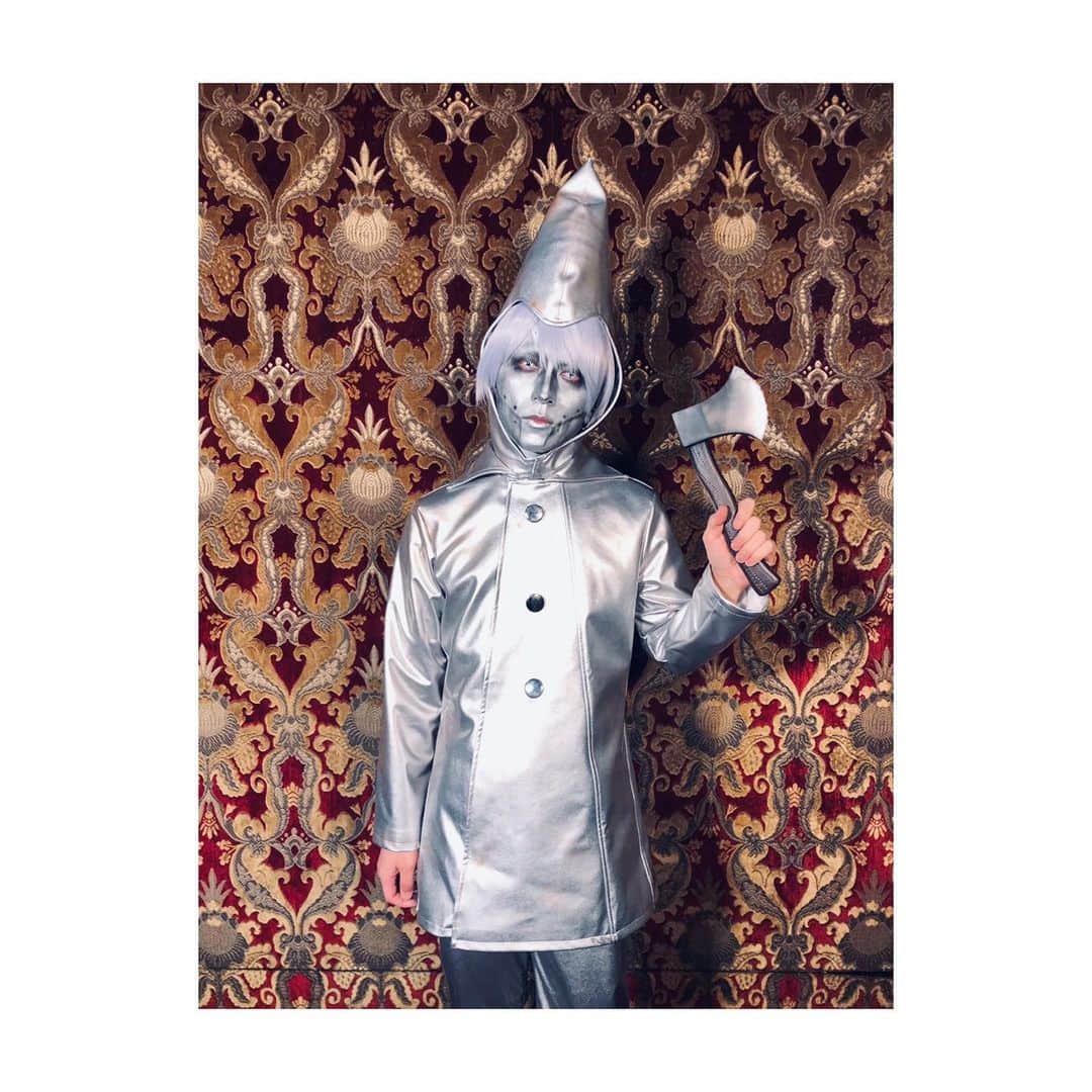 佐藤ケンケンさんのインスタグラム写真 - (佐藤ケンケンInstagram)「あらためて  ファンクラブハロウィンライブ2019、 ありがとございました！ m(_ _)m  オズの魔法使いの、 ブリキの木こりに扮しました。  サウナスーツでした。 仮装大賞も演奏も、 楽しかったー。  #Halloween #ハロウィン #オズの魔法使い #ブリキの木こり #PlasticTree」11月1日 12時58分 - pla_kenken