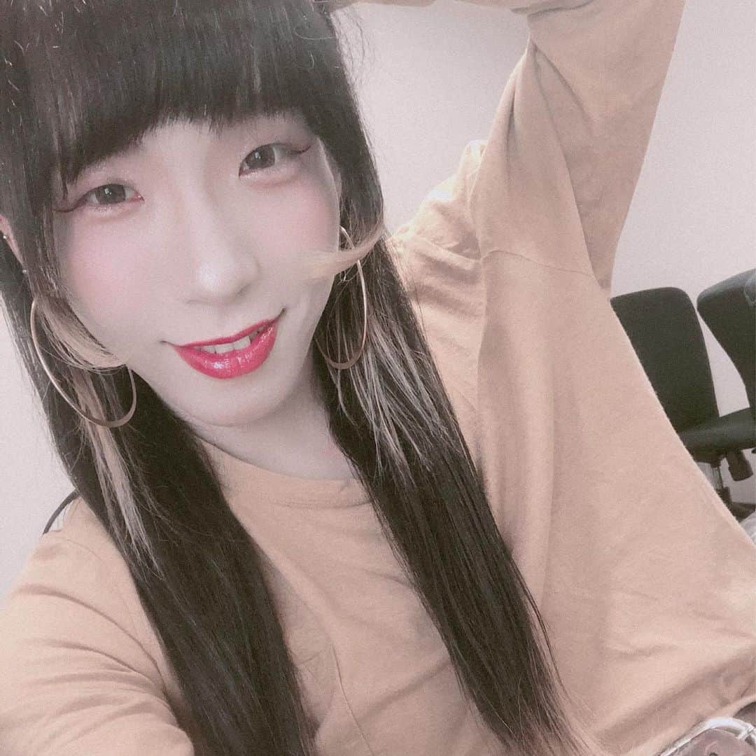 ぺいにゃむにゃむ【二丁目の魁カミングアウト】のインスタグラム：「150円ぐらいでゲトった楕円のフープピアス(涙型みたいなの使い勝手が良くて結構お気に✌️」