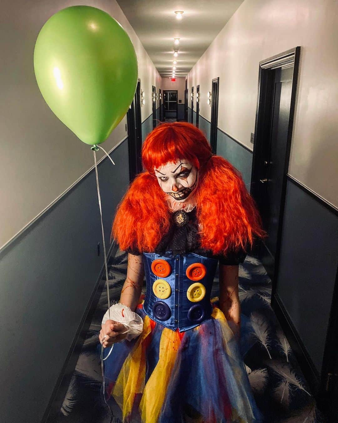 ジョセフィン・スクリヴァーさんのインスタグラム写真 - (ジョセフィン・スクリヴァーInstagram)「wanna play? 🎈」11月1日 12時54分 - josephineskriver