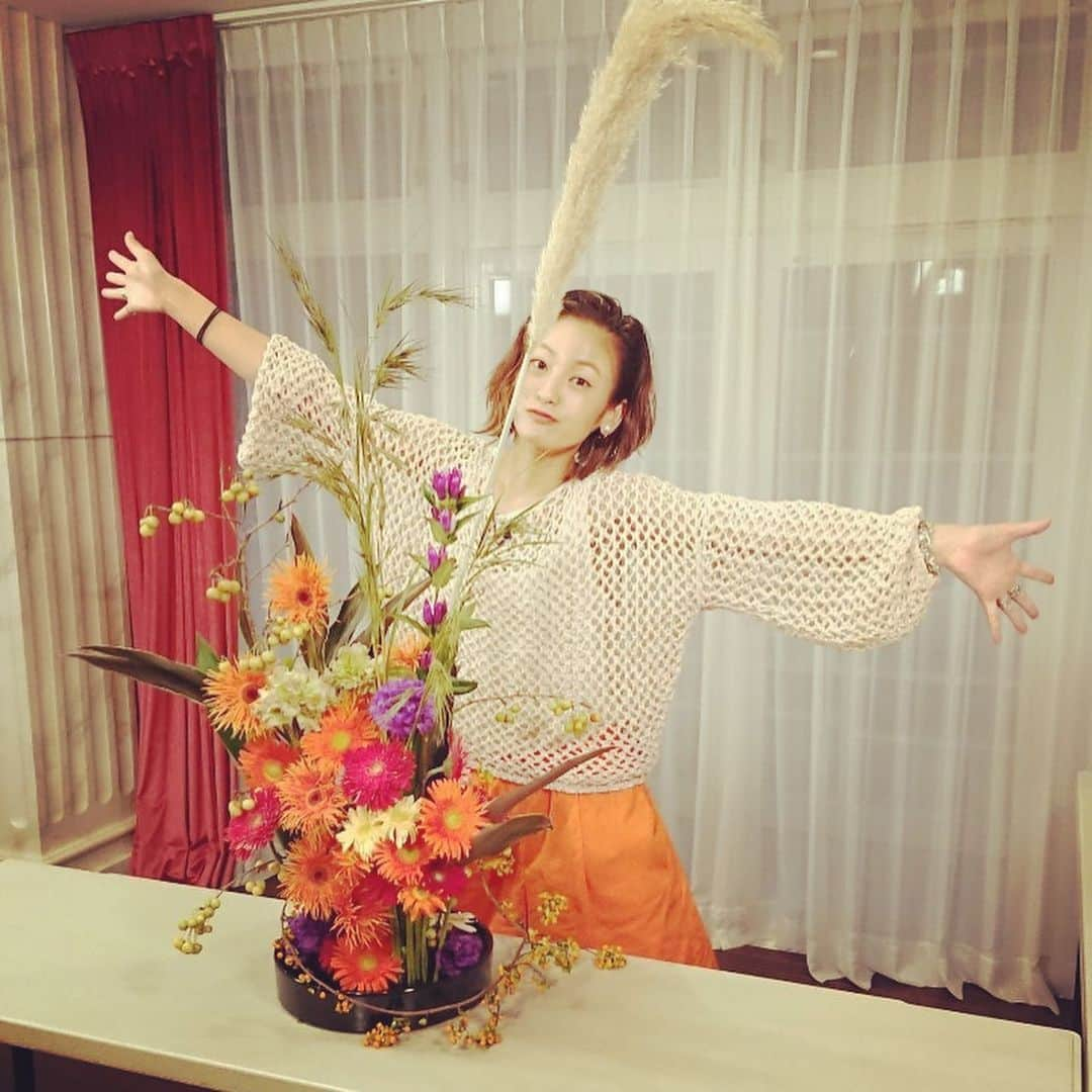 西山茉希さんのインスタグラム写真 - (西山茉希Instagram)「才能なし。  #ハッピー花ウィーン #生け花 #プレバト  がびちょん。 楽しく生けたから、まいっか。  生け終えた私は、 まだ現実の厳しさを知らずにやりきった感満載でしたとさ。  m(__)m  #ハロウィン気分 #オレンジ曜日 #🧡」11月1日 12時56分 - maki.nshiyama50