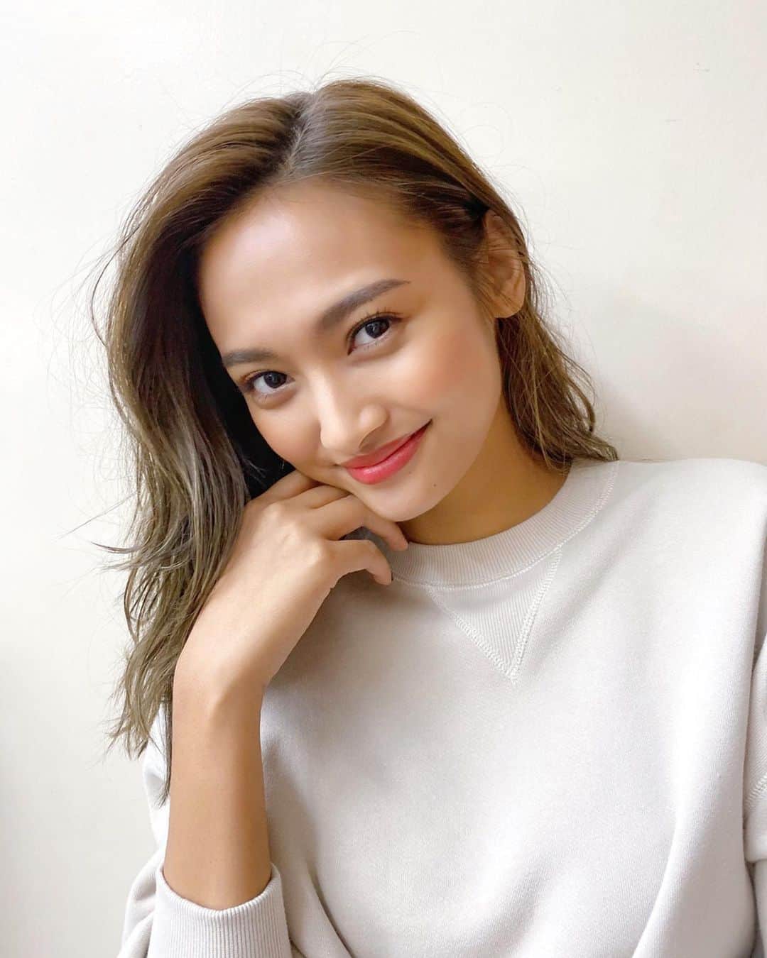 のインスタグラム：「andGIRLweb「#毎日コーデ」初登場の﻿ 香川沙耶ちゃん💗﻿ ﻿ スタイル抜群でお洋服を﻿ 素敵に着こなしてくれました😍﻿ ﻿ 毎日コーデではその日の天気と気温に合わせた﻿ トレンドコーデをご紹介しています🌟﻿ ﻿ 毎朝コーデに困っている人はぜひチェックして﻿ 参考にしてみてくださいね🙌🏻♩﻿ ﻿ ﻿ #香川沙耶 #撮影オフショット﻿ #andGIRLweb #通勤コーデ﻿ #休日コーデ #andGIRL #アンドガール」