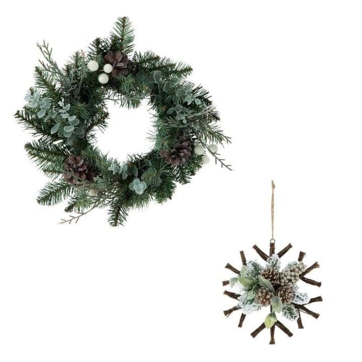 カインズさんのインスタグラム写真 - (カインズInstagram)「【シッククリスマス vol.2】 ツリーに飾られたパールホワイトのモールや、トムテの雪のような白いヒゲ、雪の結晶のオーナメントなどがやわらかな色のグラデーションを生み出し洗練されたホワイトクリスマスを演出。 玄関脇のシューズボックスの上にもクリスマスデコレーションを。そのままでも楽しめるスノーツリーライトは、ライトを付けるとさらにシックに。リースは吊り下げなくても立て掛けるだけで、ツリー代わりにもなります。 省スペースな場所に小物を置くだけでも、十分に雰囲気が楽しめますね♪ . ゆらゆらトムテ アイボリー 価格 980円(税込) . オーナメント トナカイ ホワイト 1P 価格 298円(税込) . モール 各種 価格 198円(税込) . スノーツリーライト 価格 980円(税込) . ガラスツリー ブラック&ゴールド 価格 1,280円(税込) . フェルトマット グレー 価格 198円(税込) . スノーリース 価格 1,980円(税込) . その他の商品はこちら https://www.cainz.com/jp/contents/christmas/ . ※一部店舗によりお取り扱いがない場合がございます。ご了承ください。 ※シーズン品により、なくなり次第終了となります。 . #クリスマス #シック #白 #シューズボックス #モール #トムテ #スノーツリーライト #リース #christmas #chic #white #shoesbox #tinsel #tomte #snowtreelights #wreath #クリスマスデコレーション #クリスマス雑貨 #クリスマス準備 #おうちクリスマス #cainz #cainzhome #カインズ #カインズホーム #くらしにららら」11月1日 13時00分 - cainz_official