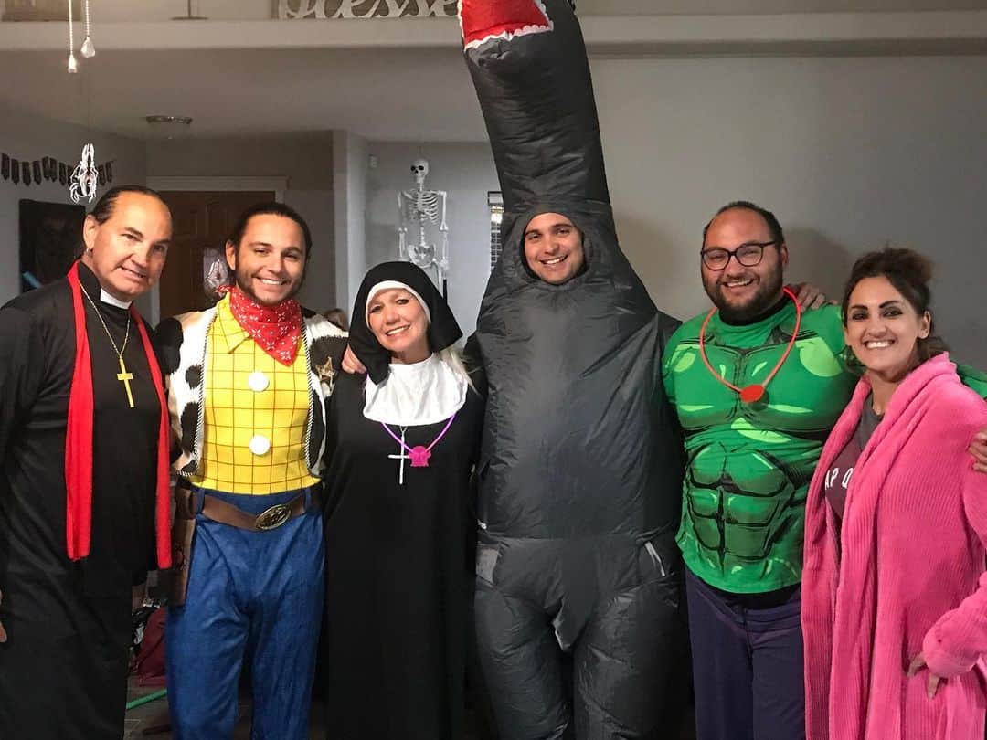 マット・ジャクソンのインスタグラム：「Happy Halloween from the original six!」
