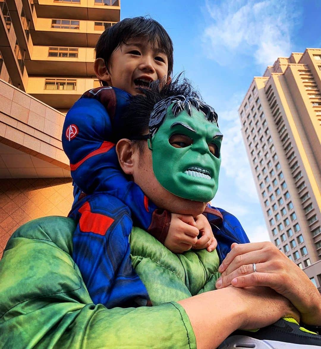 小堀ケネスのインスタグラム：「ハルクとミニキャプテンアメリカ！😊 Avengers!!😆 #notdrunk #littledean #daddy #avengers #hulk #captainamerica #halloween2019 #ハロウィン2019 #ハルク#キャプテンアメリカ#アベンジャー  @mariakamiyama」