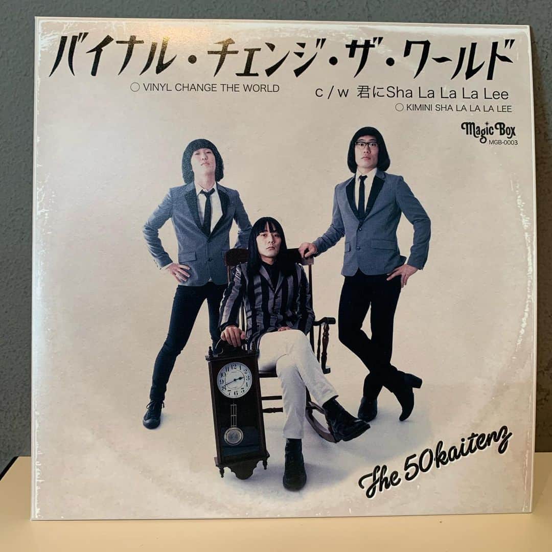 のインスタグラム：「【今日のジャケ買い！】 スタッフがつい買ってしまった素晴らしいジャケットのアルバムをご紹介！  ご紹介するのはザ50回転ズの「Vinyl Change The World」！！ 50回転ズの7インチシングルということでこだわり満載の1枚ですよー！！ #ジョージとシャウラ #interfm897」