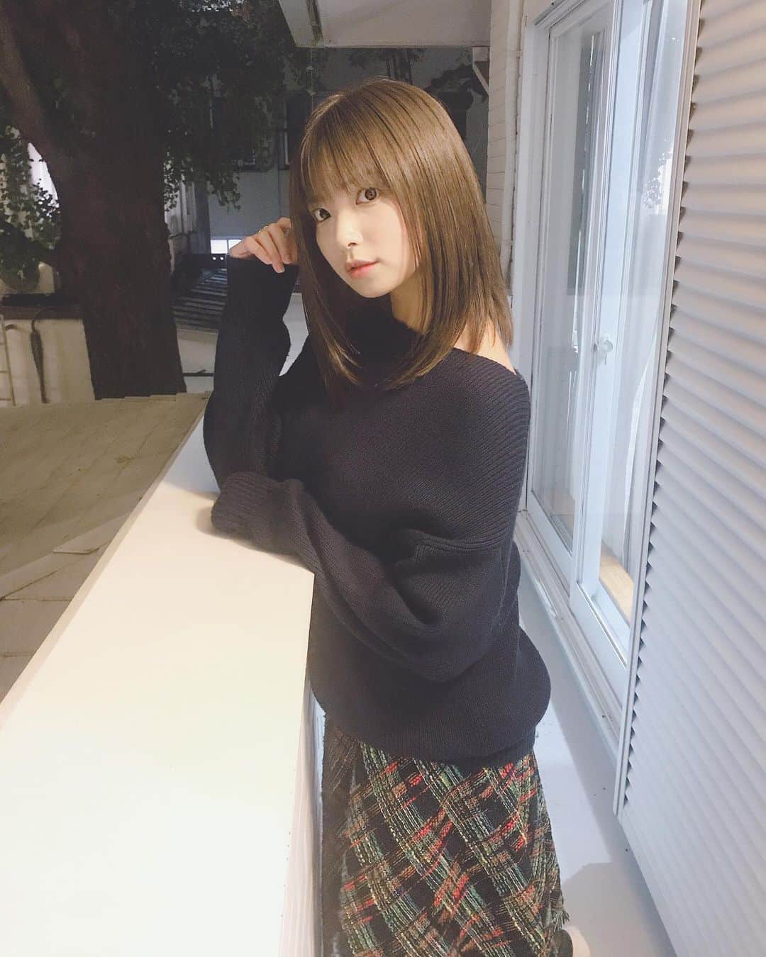 のインスタグラム：「L.O.Gにてカットカラー✂︎﻿ ﻿ くすみベージュにしてもらいました☻﻿ 室内だともっと暗く見えます✌︎﻿ ﻿ @log_kenjikarasawa @logbyurealm ﻿ いつもありがとうございます🧙‍♀🌟﻿ ﻿ ﻿ ﻿ ﻿ ﻿ ﻿ ﻿ ﻿ ﻿ ﻿ ﻿ ﻿ #japan #tokyo #japanese #girl #西谷麻糸呂 #model #日本  #instagood #instamood #haircolor #hairstyles #hair #asia」