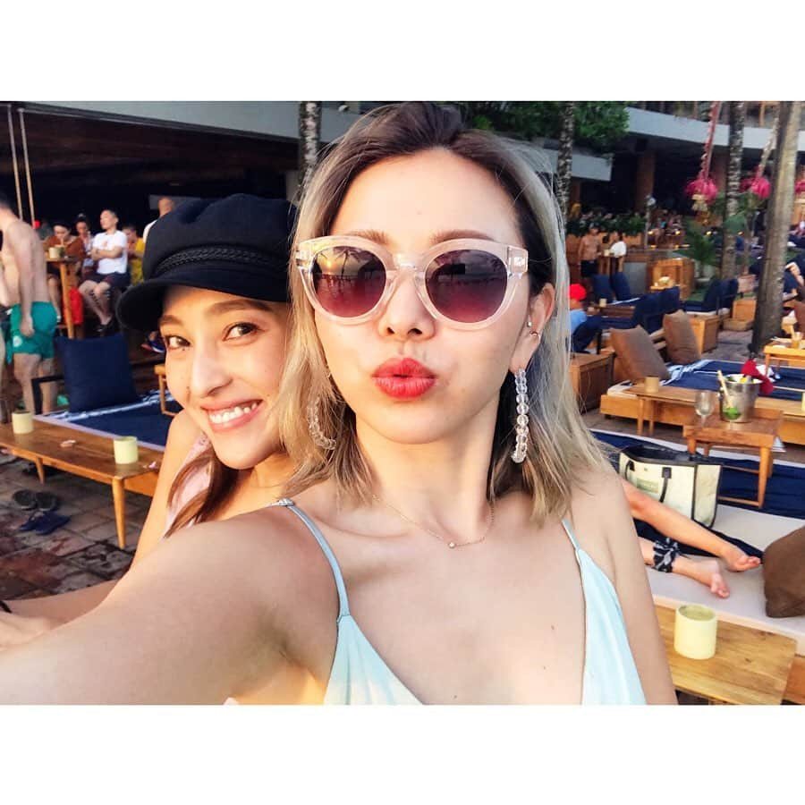 田代裕美恵さんのインスタグラム写真 - (田代裕美恵Instagram)「Bali trip buddy👩🏽💙👱🏼‍♀️ . . . ハワイ行った時に こんな事考えててー🤔💭 って話したら、 二つ返事でついてきてくれた 行動派すぎる、ぱいせん😂❤️ . . こんなに完璧に行きたい所を クリア出来たのも、 全てのサンセットがパーフェクトビューだったのも、 全部ことはさんのおかげ🥺🙌🏽💘 . . #たまにとんでもない笑い起こす いや#毎日爆笑 . 先輩って分かってるけど #たまに自然と意地悪出る ☝︎どんな後輩やねんw . #もってる人 #キムカーダシアン . . バリから帰って、 その日にハワイに旅立たれたww . #CAみたいなスケジュール . . とりあえず最高すぎて ありがとうございました😍 . 教祖さま、早く帰ってけーへんかなー🤔ww . . #バリエとバリハ」11月1日 13時16分 - yumie_