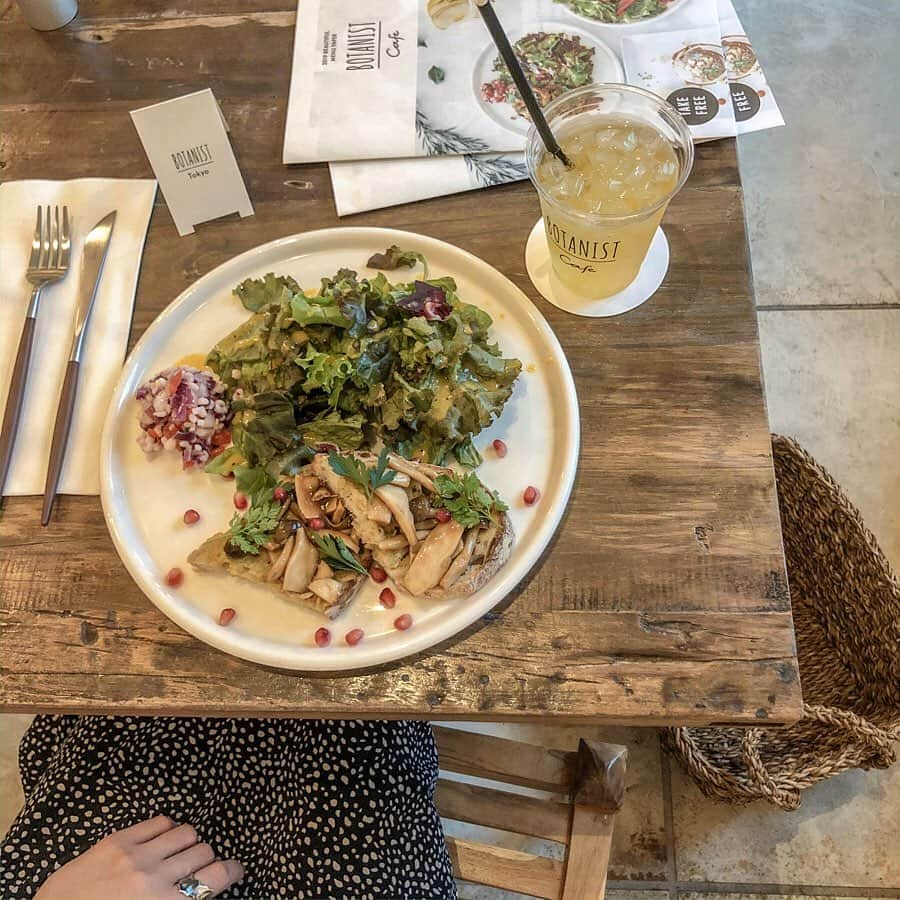 仁藤萌乃さんのインスタグラム写真 - (仁藤萌乃Instagram)「BOTANIST cafeでご飯♡﻿ とっっても美味しかったぁ〜﻿ ﻿ "ハーブ香るきのこのオープンサンド"﻿ 11月に最旬期を迎える、カリフォルニアざくろが使われたメニューを注文しました。﻿ ﻿ ルビーのように赤いカリフォルニアザクロは、スーパーフードとして美容や健康に関心のある方々を中心に親しまれているそうです。﻿ 生で種ごと食べることができ、他の産地のザクロより甘いことが特徴◯ ﻿ お家では中々食べることのできないスーパーフードを、カフェで手軽に摂取出来るのは嬉しい☺️﻿ BOTANIST cafeは初めて行ったけど植物が沢山で、とてもリラックスできる空間でした。﻿ ﻿  http://www.pomegranates.jp/top.html﻿ @zakurocouncil﻿ ﻿ #ざくろ#ザクロ#カリフォルニアざくろ#ワンダフルざくろ#PR﻿」11月1日 13時17分 - moeno.n_official