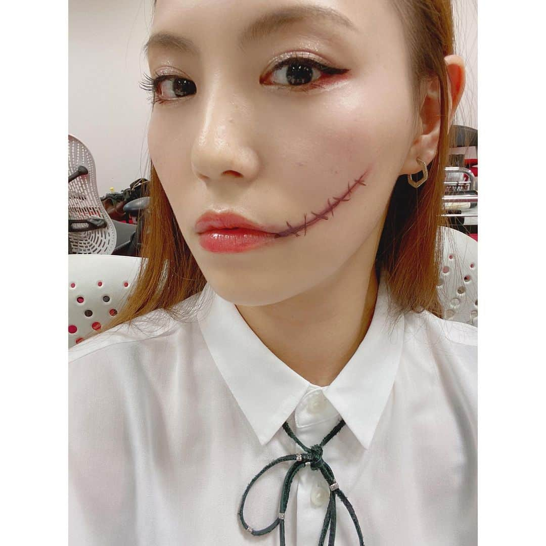 田野アサミさんのインスタグラム写真 - (田野アサミInstagram)「力作。 昨日のAbemaTVさんとの番組時のHalloween🎃メイク💄 メイクさんって凄いよね👏🏻✨ swipe👉して2枚目の動画もみてね♡ Saki文字描き描き🖌。 #田野アサミ#zombielandsaga  アイメイクも濃いめ❤️ どうかな？笑🥰」11月1日 13時17分 - tano_asami