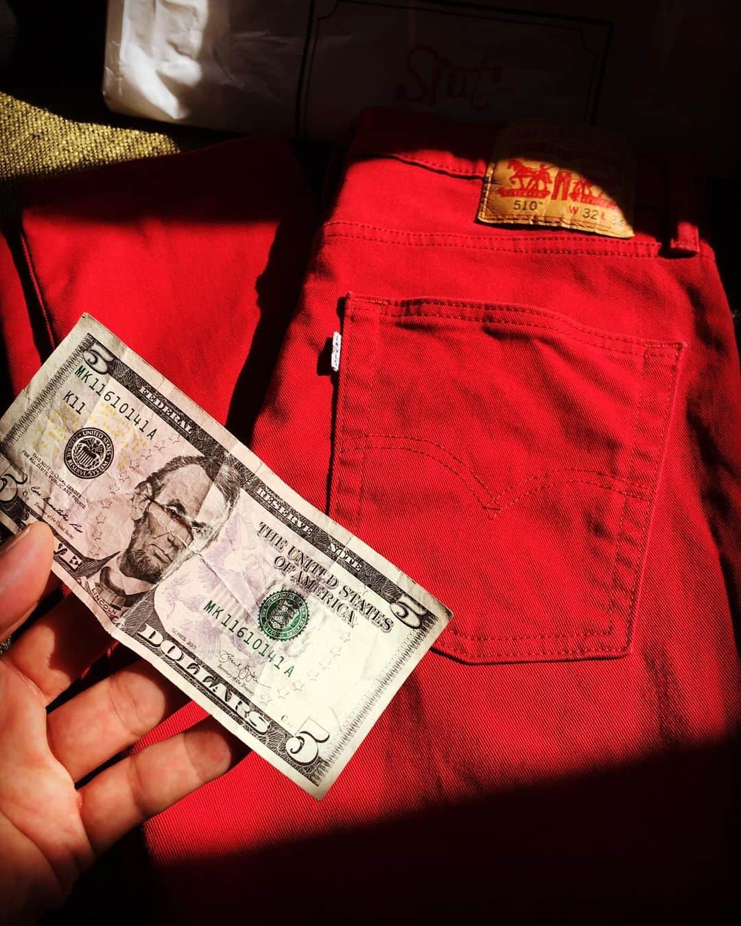 のインスタグラム：「古着で買った 赤いlevis の ポケットに 5ドル 入ってた！  なんか 嬉しい。」
