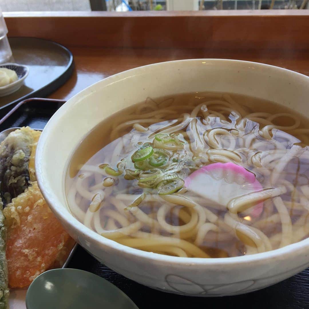 笑福亭恭瓶のインスタグラム：「今日のお昼は「小松うどん めん塾」さんへ。 美味しいわ。さぁ、頑張ろう！ #笑福亭恭瓶  #落語」