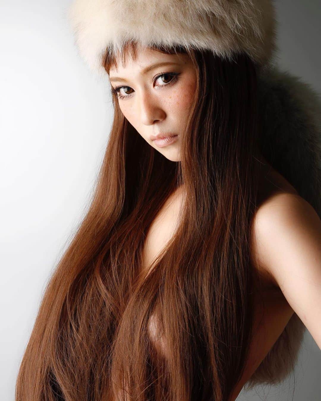 長谷川唯のインスタグラム：「・ ・ どんな時もリアルでいたい。年齢なんてただのナンバーに過ぎない、女性に生まれたからには常に変わり続けていたいな。 ・ ・ 思い出をシェア🖤🖤🖤 ・ ・ #nicepic #photo #me #shooting #model #happy  #love」