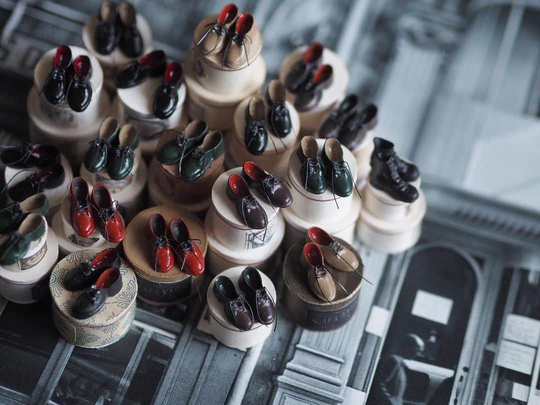 kiyomiさんのインスタグラム写真 - (kiyomiInstagram)「❤︎ original  handmade miniature shoes👞 size  1/12 . 紐結びは、忍耐。😂 こちらは作品展の販売品と なります。 ・ 以前にミニチュアの靴屋をつくる際に 色々アドバイスをいただいた @reicom さん。 今回は靴のカラーも参考にさせていた だきました🙏 12月はローマから→日本、大阪で 展示会あります！ ご夫婦でステキな革靴をつくられているので @reicom  ぜひ、見てください❤️ ・ ・ ・ 販売品は☝️ストーリーに まとめています ・ ・ 2020年、1月25日（販売） 1月26日〜31日まで展示 @noecafe 作品展 ・ ・ ・ ・ ・ ・ ・ ・ ・ ・ ・ ・ ・ ・ ・ ・  #ミニチュア#miniature#dollhouse #Frenchinterior #ブロカント #antique#Frenchstyle#cute#closet #シャビーシック#Interior#フレンチインテリア #antique  #Frenchdecor#brocante #アンティーク風#brocantestyle#shabby #miniature#ミニチュア#靴 #革靴#小さいもの#shoes#shoeslover #Leathershoes」11月1日 13時31分 - chiisanashiawase2015