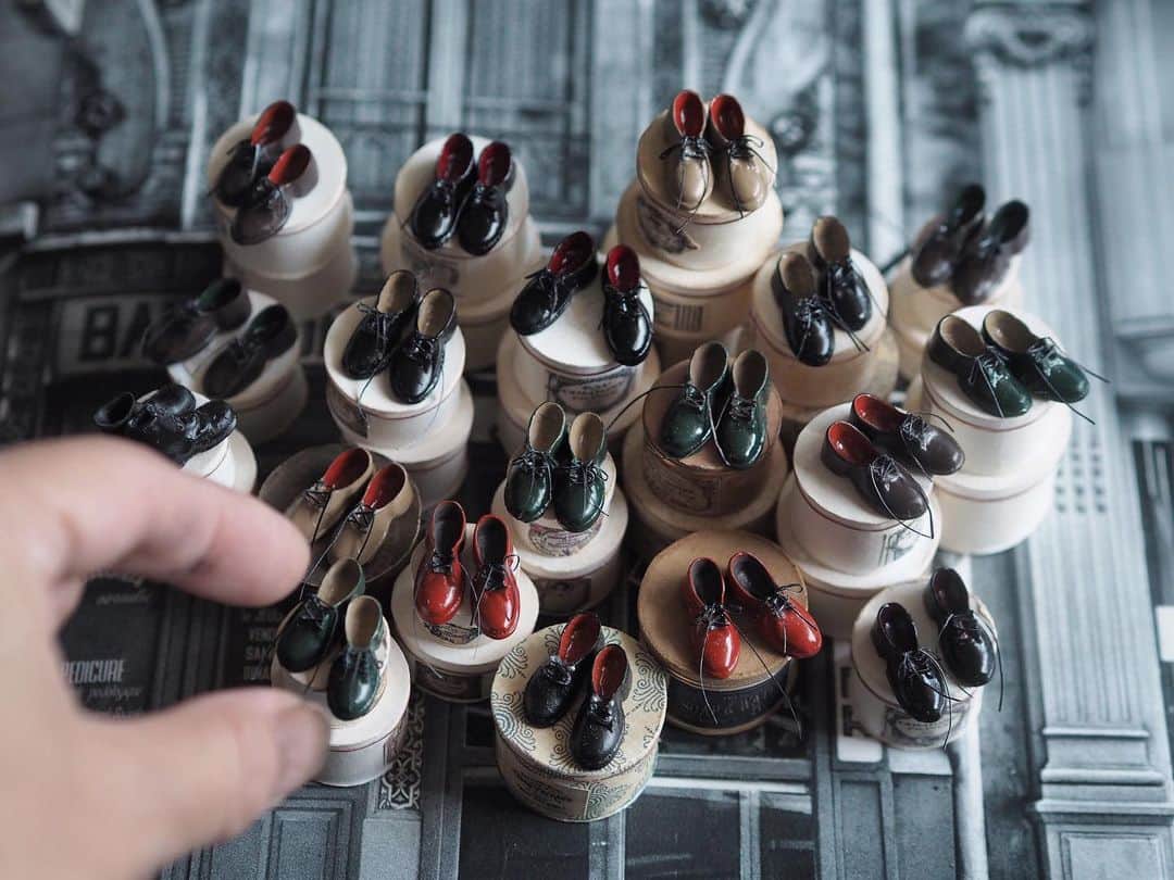 kiyomiさんのインスタグラム写真 - (kiyomiInstagram)「❤︎ original  handmade miniature shoes👞 size  1/12 . 紐結びは、忍耐。😂 こちらは作品展の販売品と なります。 ・ 以前にミニチュアの靴屋をつくる際に 色々アドバイスをいただいた @reicom さん。 今回は靴のカラーも参考にさせていた だきました🙏 12月はローマから→日本、大阪で 展示会あります！ ご夫婦でステキな革靴をつくられているので @reicom  ぜひ、見てください❤️ ・ ・ ・ 販売品は☝️ストーリーに まとめています ・ ・ 2020年、1月25日（販売） 1月26日〜31日まで展示 @noecafe 作品展 ・ ・ ・ ・ ・ ・ ・ ・ ・ ・ ・ ・ ・ ・ ・ ・  #ミニチュア#miniature#dollhouse #Frenchinterior #ブロカント #antique#Frenchstyle#cute#closet #シャビーシック#Interior#フレンチインテリア #antique  #Frenchdecor#brocante #アンティーク風#brocantestyle#shabby #miniature#ミニチュア#靴 #革靴#小さいもの#shoes#shoeslover #Leathershoes」11月1日 13時31分 - chiisanashiawase2015