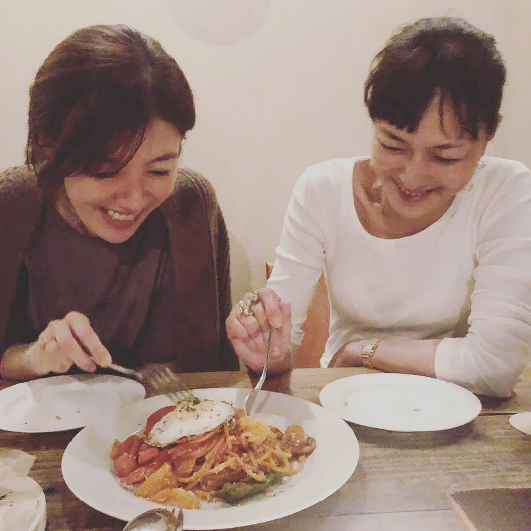 板谷由夏 さんのインスタグラム写真 - (板谷由夏 Instagram)「りえちゃん  の誕生日を騒ぐ会 美味しいイタリアンを食べたのに また、バーでナポリタンに食らいつくの図 女友万歳！」11月1日 13時31分 - yukaitaya